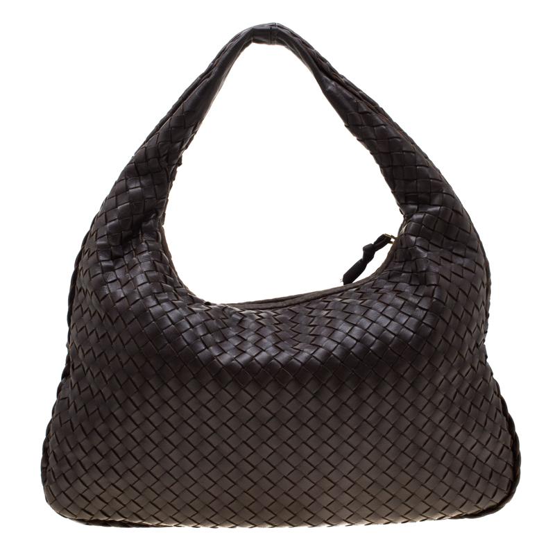 Crafted from leather in Italy, this hobo from Bottega Veneta features a single handle and a suede compartment perfectly sized to carry your essentials. The exterior of the bag gloriously flaunts the brand's Intrecciato pattern. This Veneta hobo