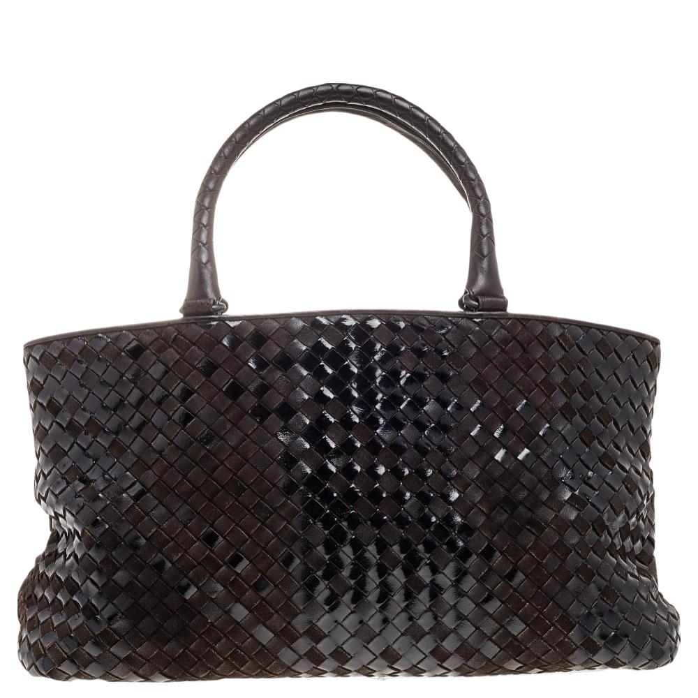 This tote created from the House of Bottega Venetta, with its marvelous style, achieves a higher appeal. An epitome of luxurious craftsmanship, this tote proves to be more than just a fashionable accessory. The exterior is made using dark-brown