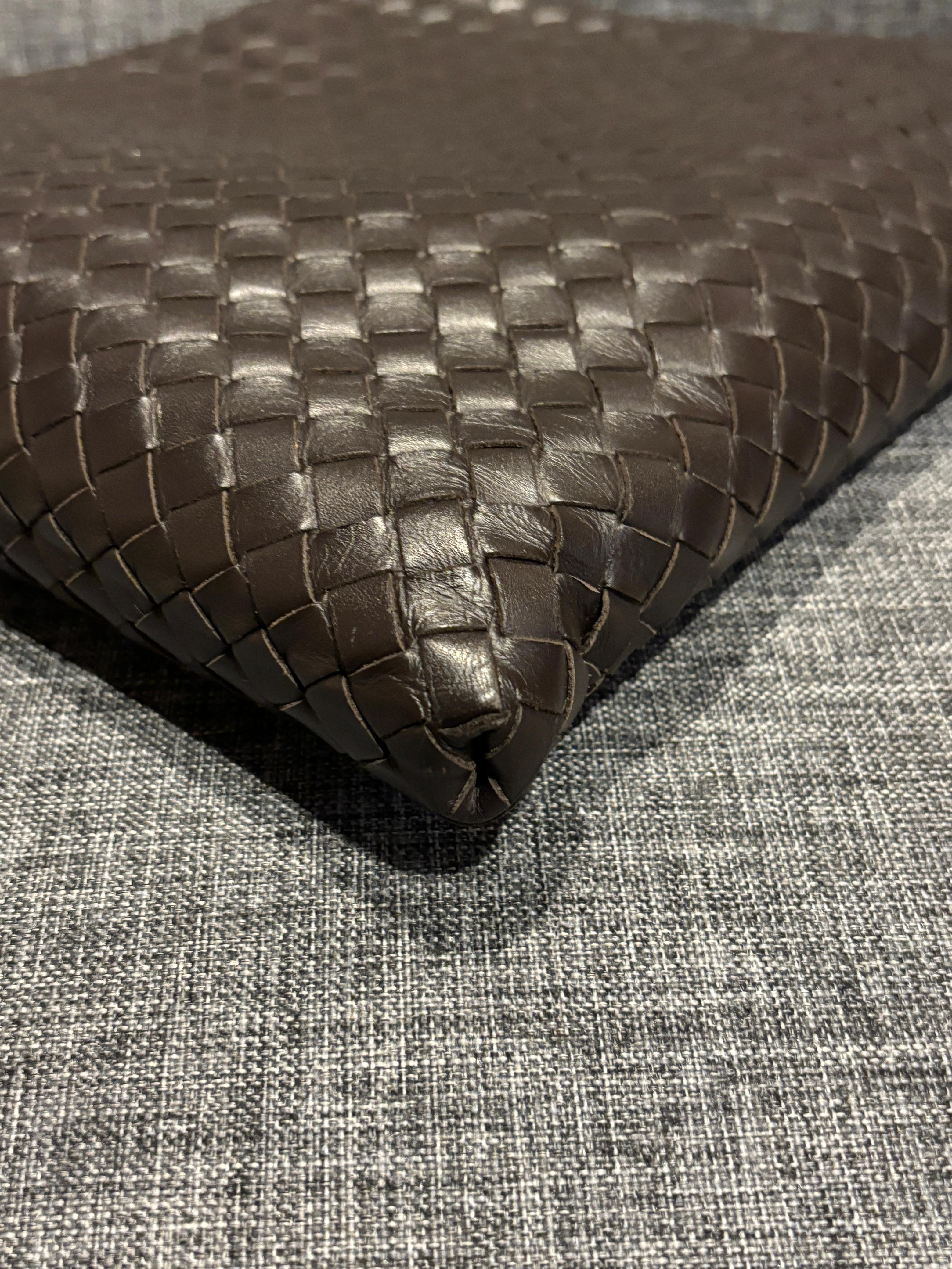 Bottega Veneta Bolso Messenger Tejido Intrecciato Marrón Oscuro en venta 5