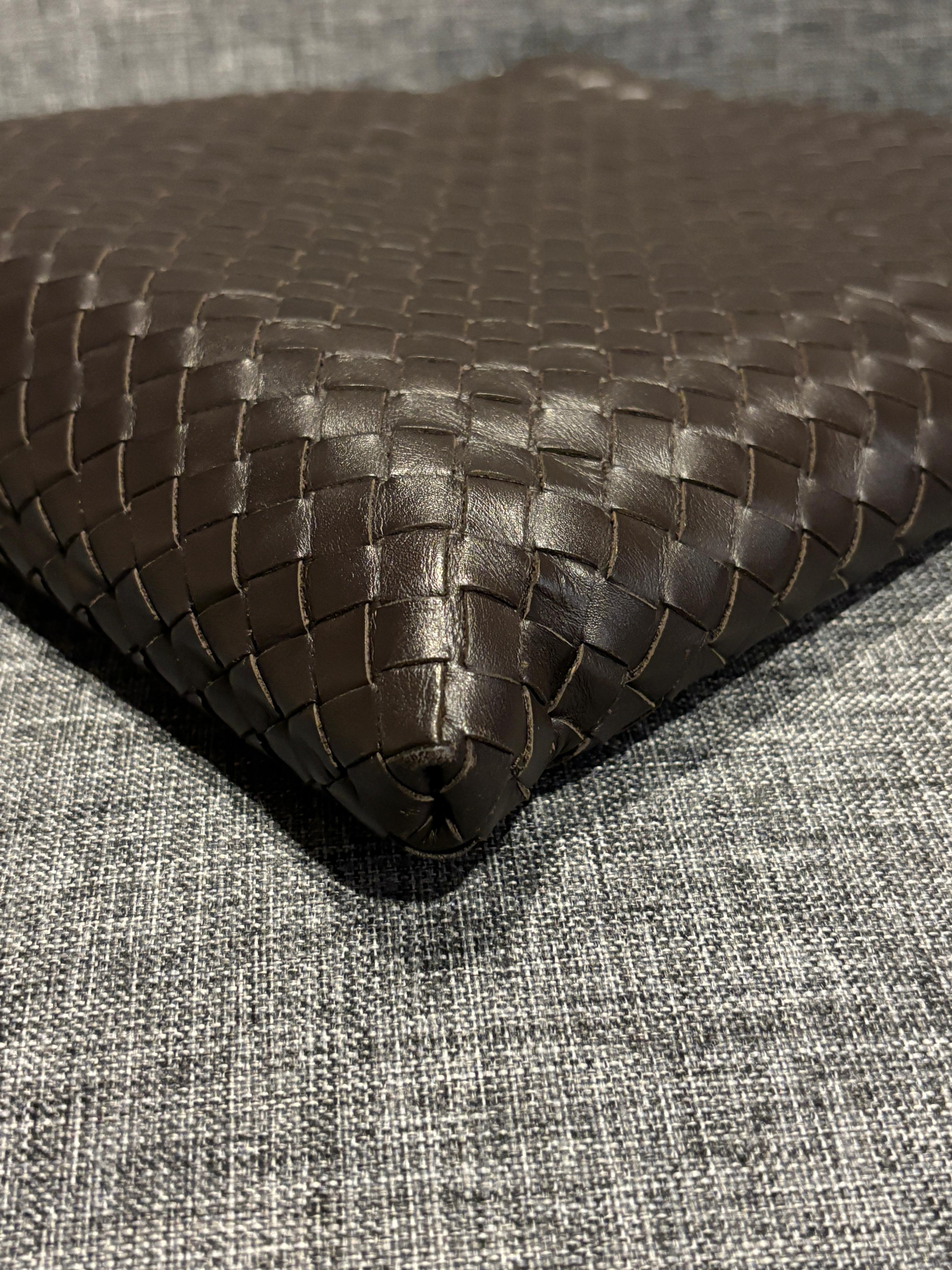Bottega Veneta Bolso Messenger Tejido Intrecciato Marrón Oscuro en venta 6