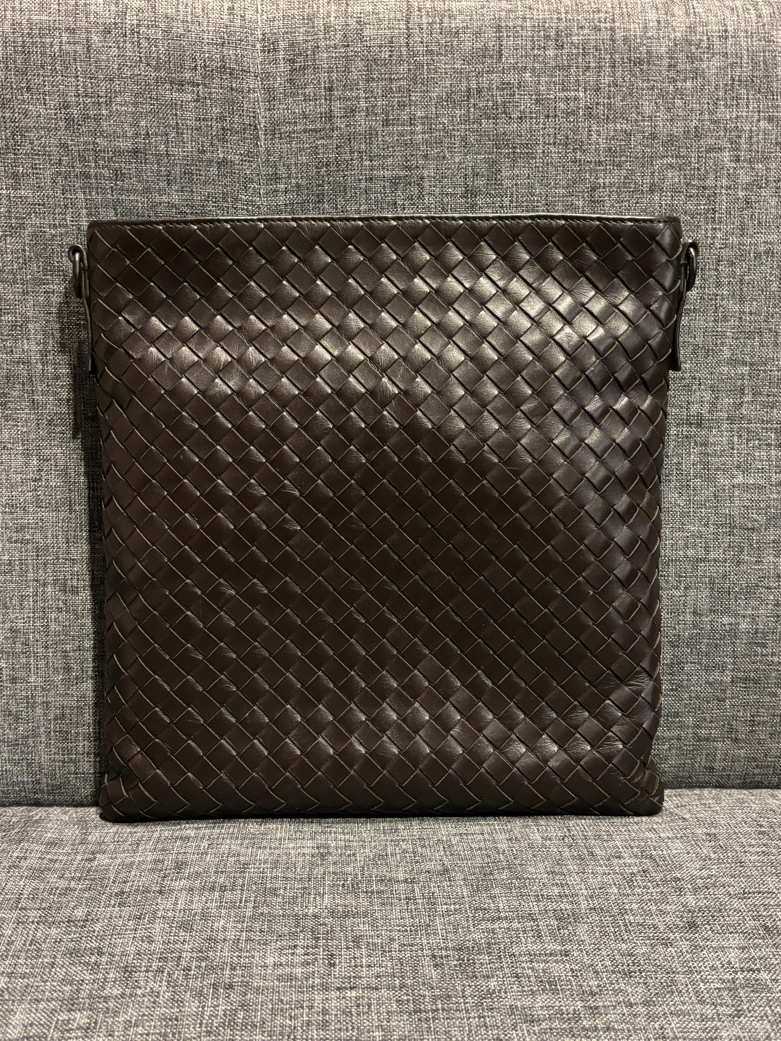 Bottega Veneta Bolso Messenger Tejido Intrecciato Marrón Oscuro en venta 7