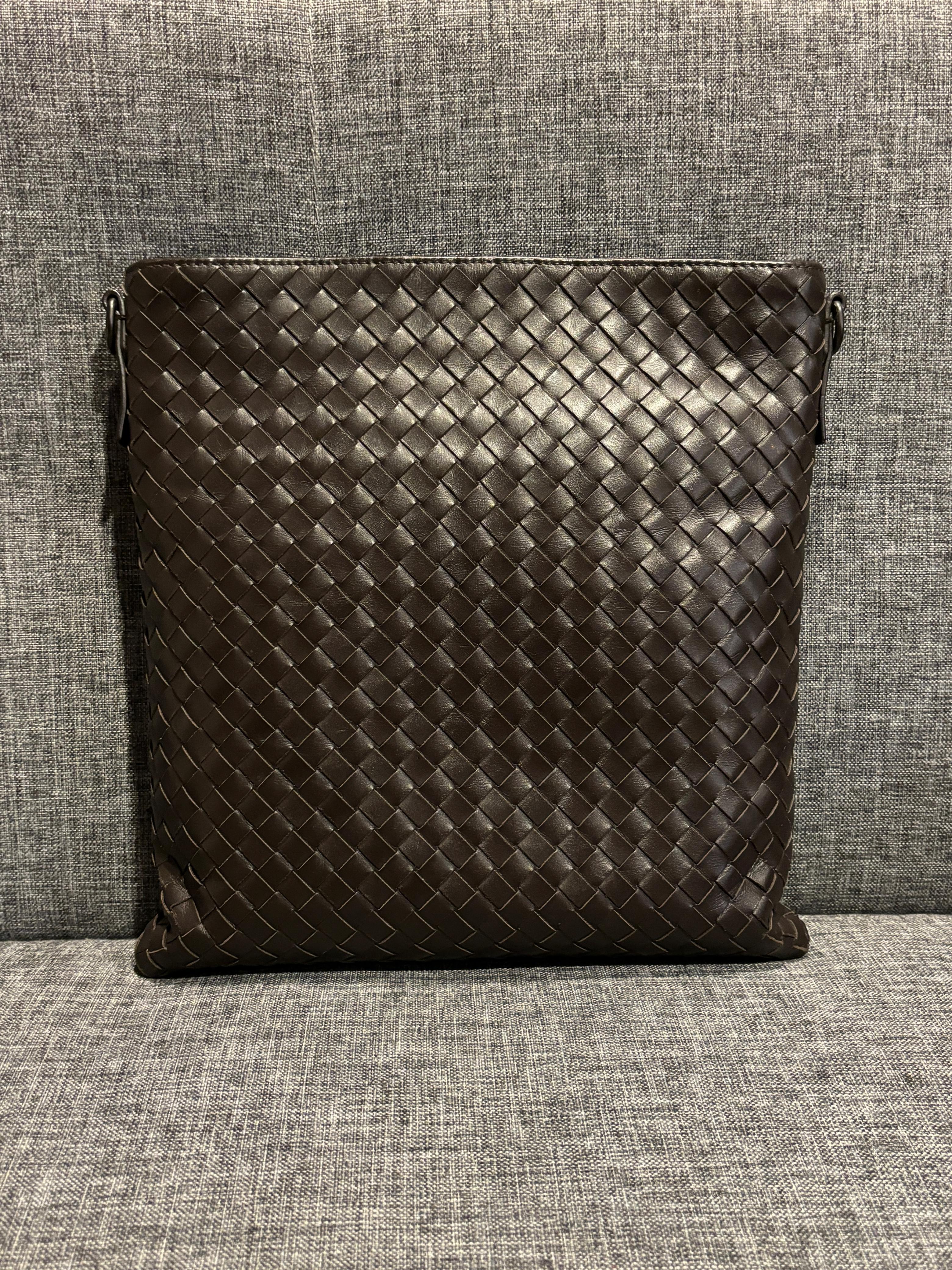 Bottega Veneta Bolso Messenger Tejido Intrecciato Marrón Oscuro en venta 8