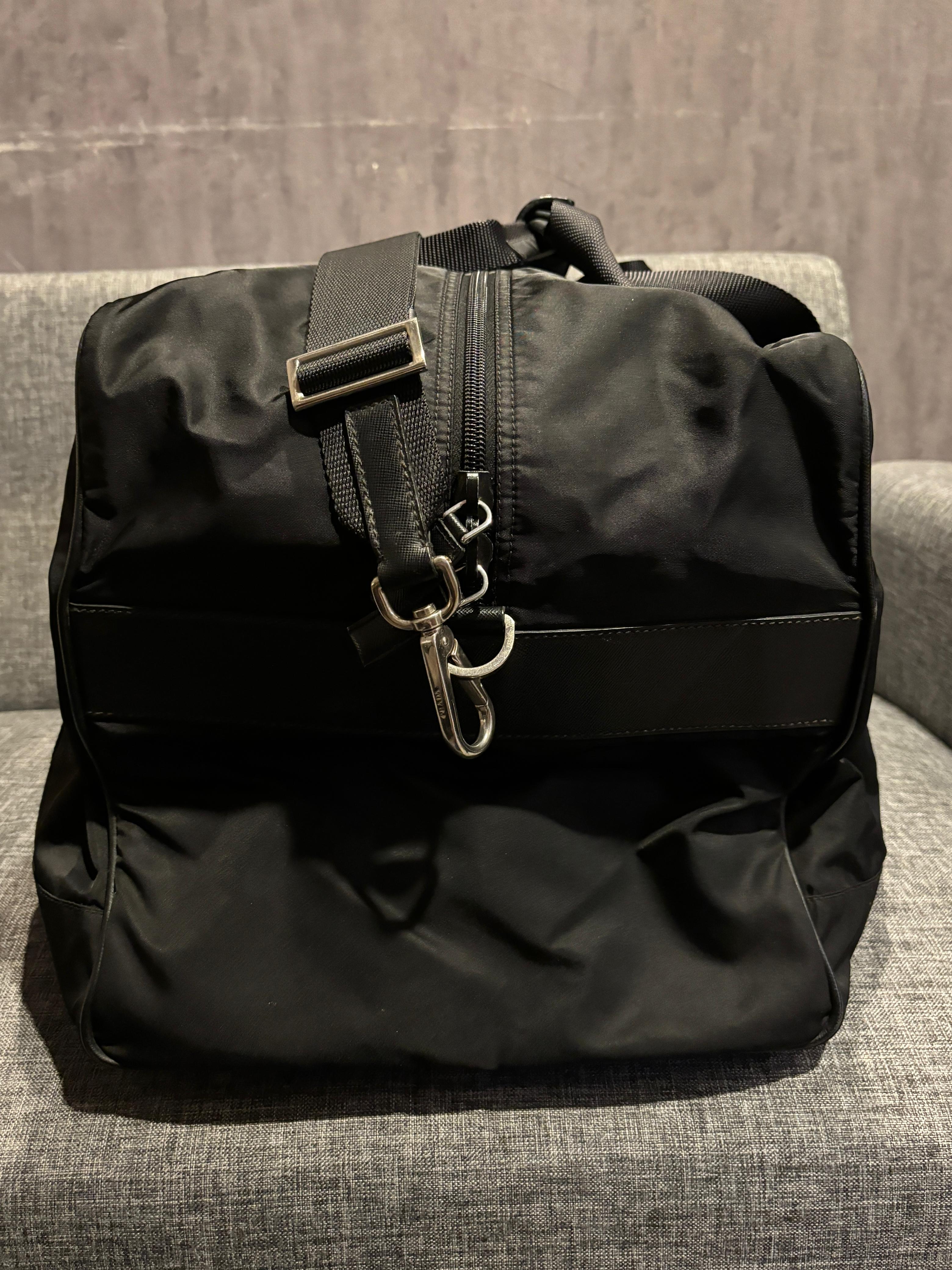 Bolsa de mensajero bottega clásica en piel tejida marrón. Muy buen estado en general. Pequeñas arrugas en las esquinas. Ligeros arañazos en la lengüeta del logotipo. Viene con bolsa guardapolvo y correa desmontable.