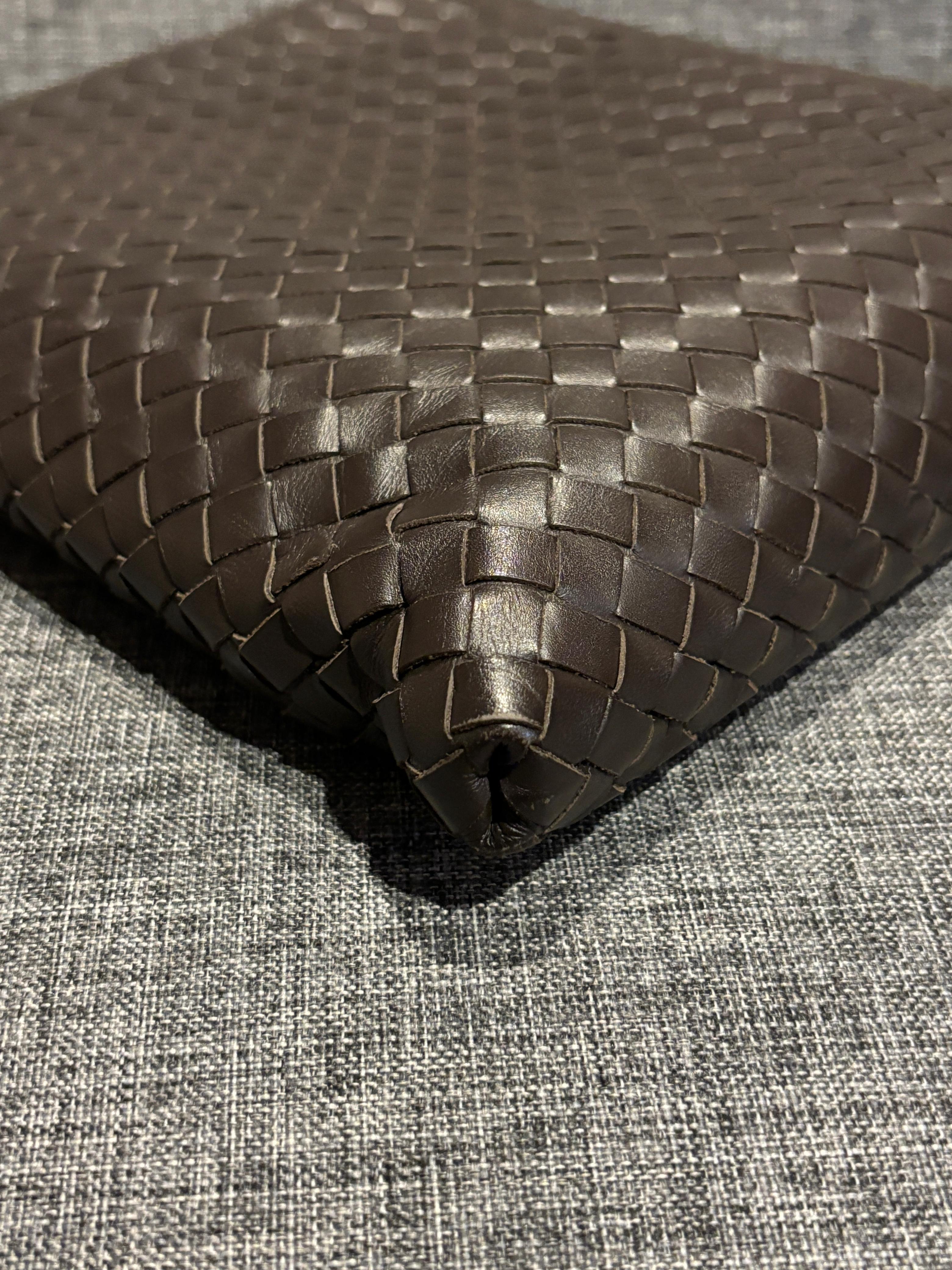Bottega Veneta Bolso Messenger Tejido Intrecciato Marrón Oscuro Negro en venta