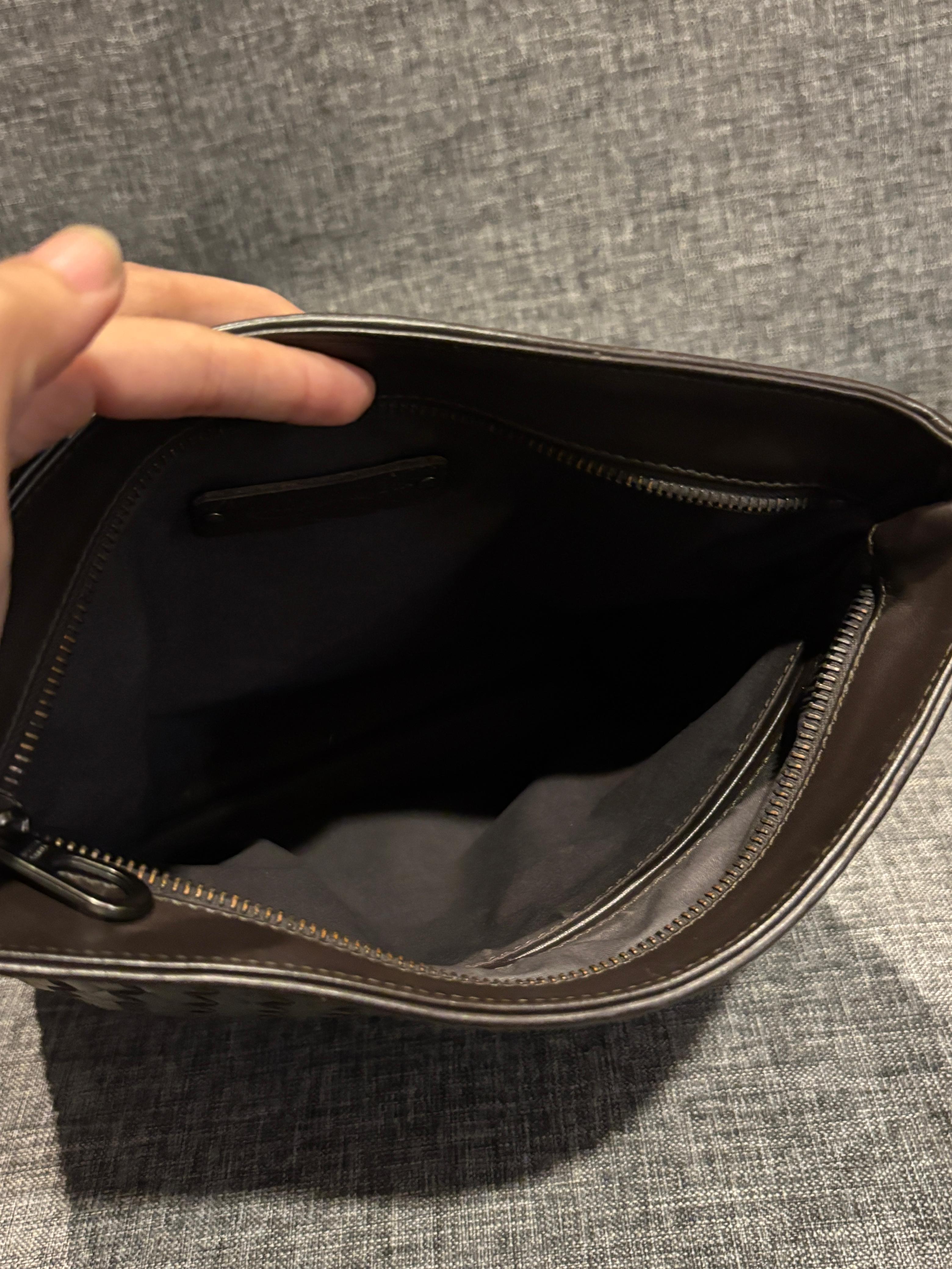 Bottega Veneta Bolso Messenger Tejido Intrecciato Marrón Oscuro en Bueno estado para la venta en Jakarta, Daerah Khusus Ibukota Jakarta