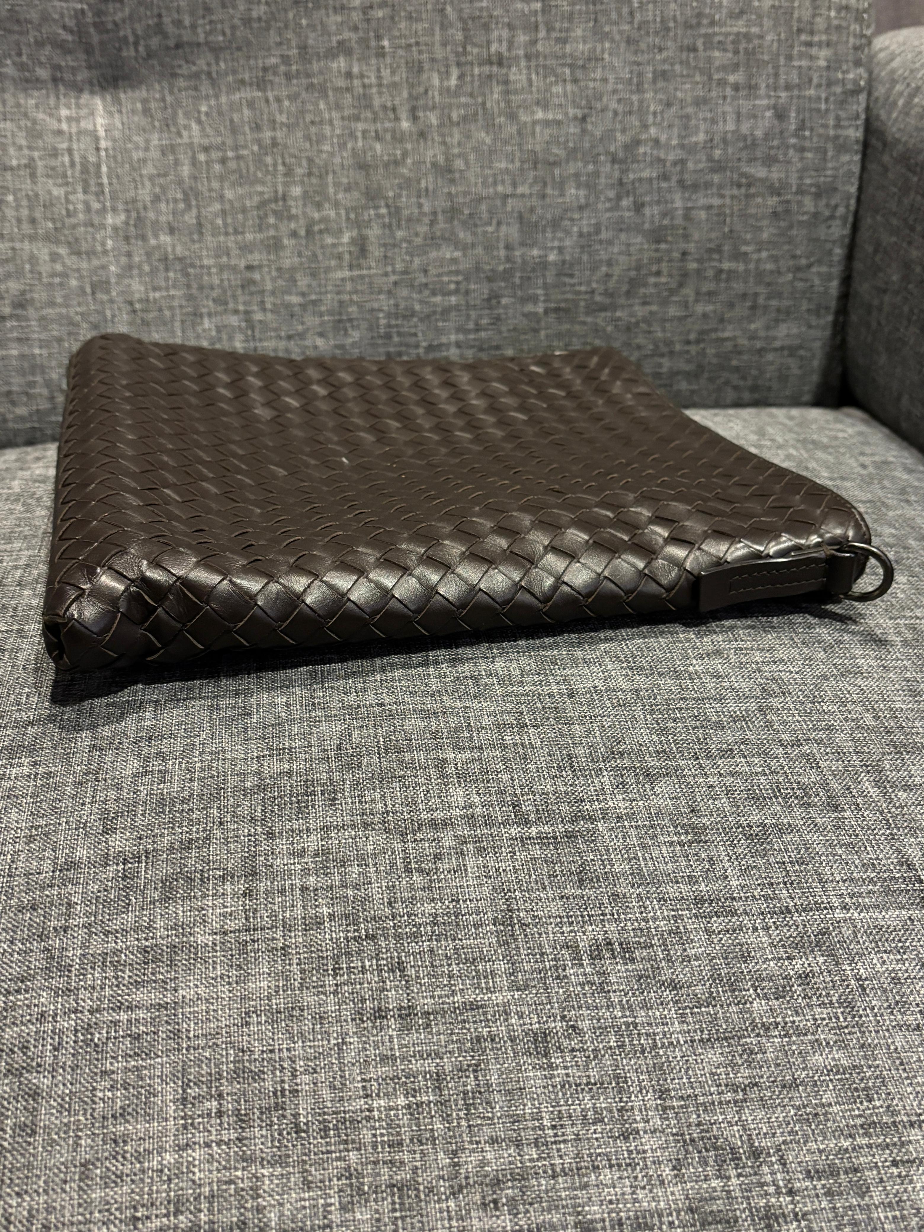 Bottega Veneta Bolso Messenger Tejido Intrecciato Marrón Oscuro en venta 1