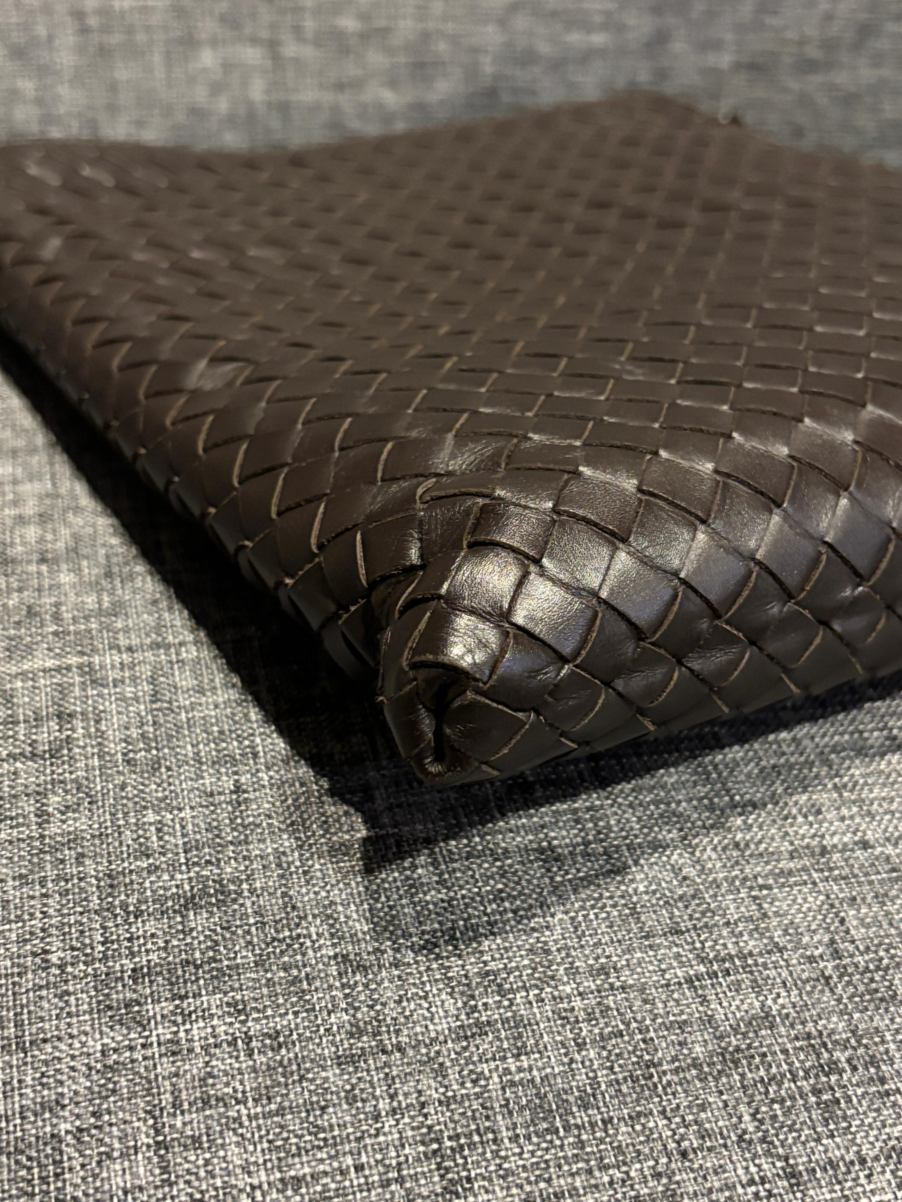 Bottega Veneta Bolso Messenger Tejido Intrecciato Marrón Oscuro en venta 2