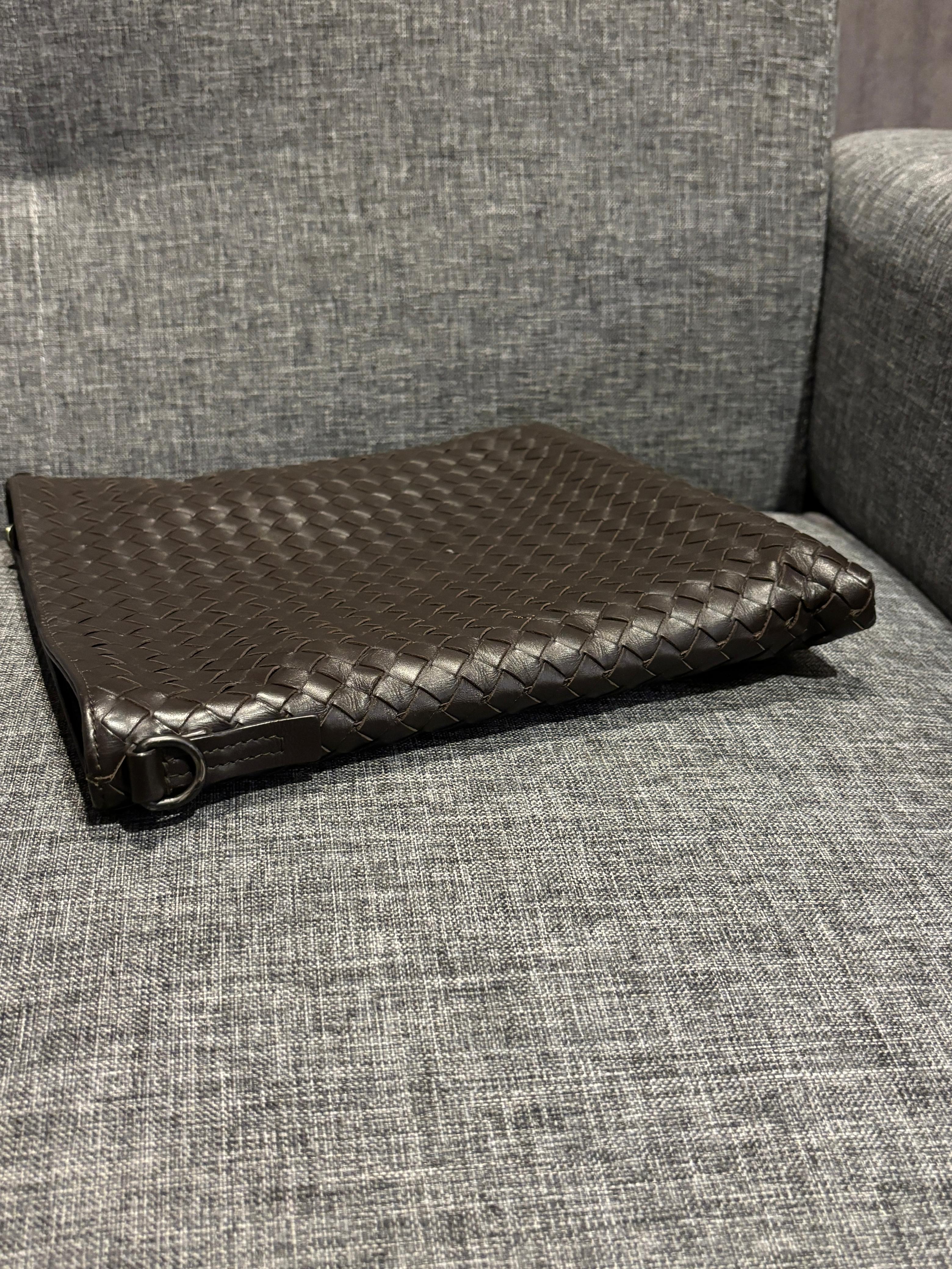 Bottega Veneta Bolso Messenger Tejido Intrecciato Marrón Oscuro en venta 3