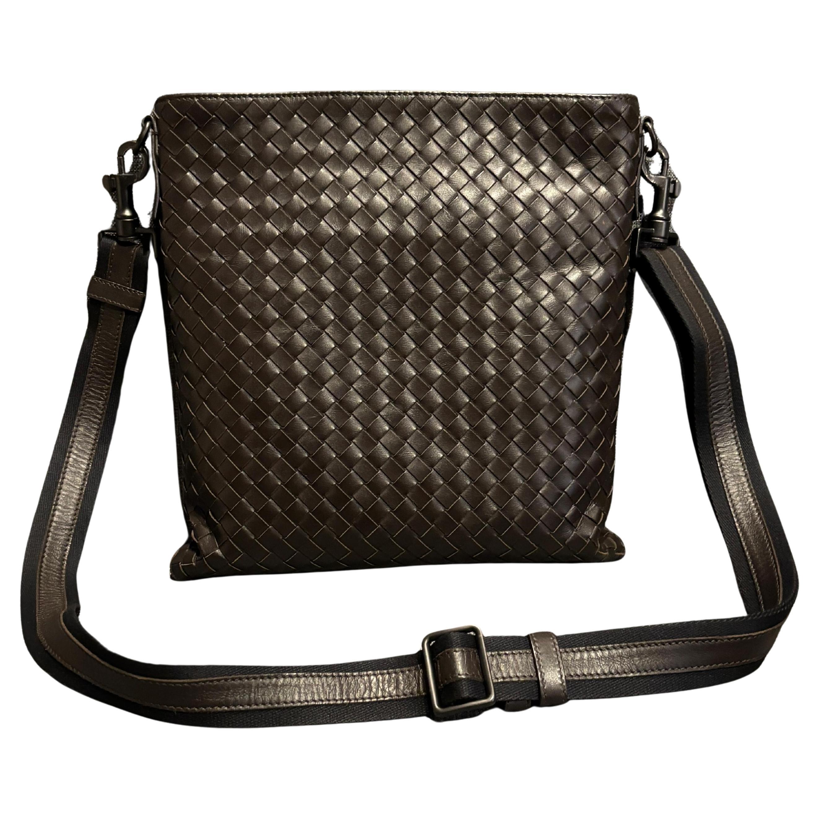 Bottega Veneta Bolso Messenger Tejido Intrecciato Marrón Oscuro en venta