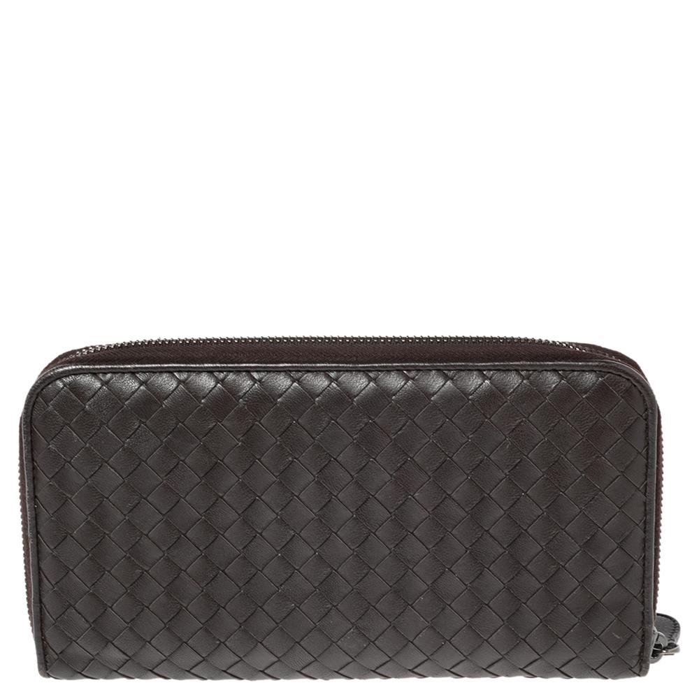 Carry all your essentials effortlessly in this leather wallet. Bringing elegance and class to your pocket, this wallet from Bottega Veneta is stylish and convenient. The subtle dark brown shade characterizes this Intrecciato weave detailed wallet.

