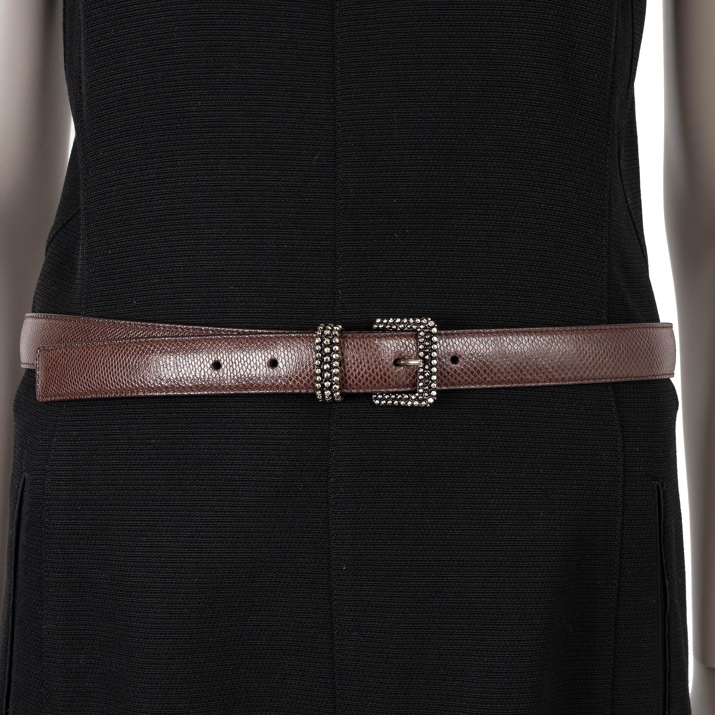 Questa cintura 100% autentica di Bottega Veneta in pelle karung marrone cioccolato offre un'eleganza sobria. Con una fibbia argentata impreziosita da perline, aggiunge una finitura sottile ma raffinata a qualsiasi ensemble. È stato indossato ed è in