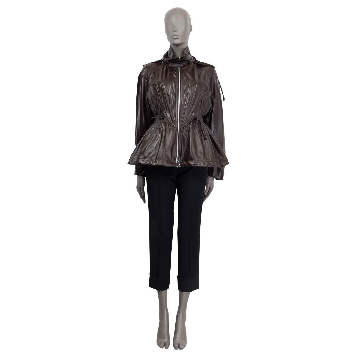 100% autentica giacca con cappuccio Bottega Veneta primavera/estate 2021 in Fondant (nappa morbida color marrone espresso). Il cappuccio oversize è realizzato in cotone (65%) e poliammide (35%). La giacca è temperata da chiusure a coulisse -