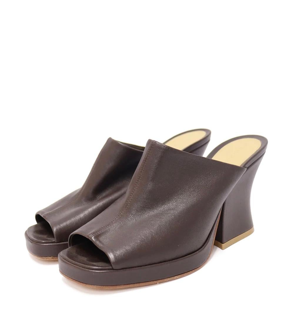 Bottega Veneta Dark brown Leather Mules, Leather Backing, Square Heel and a Leather Sole.

Material: Leather.
Size: EU 38
Heel: 9cm
Condition: New.
Includes original dust bag.