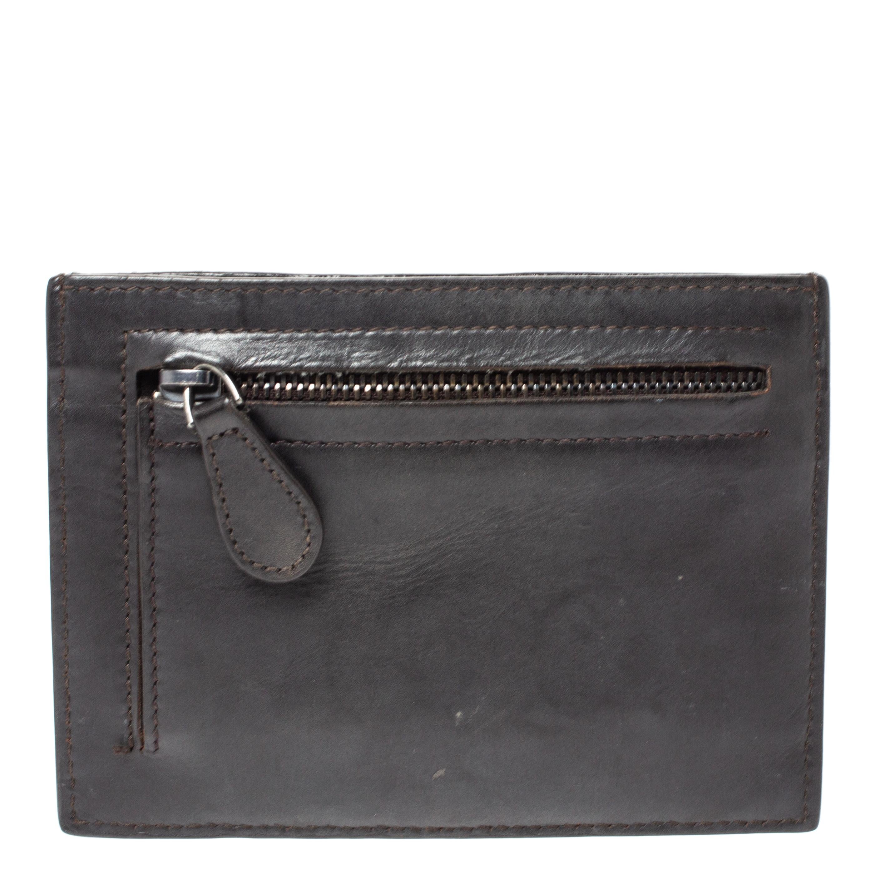 La robusta pelle esterna di questo portacarte assicura una lunga durata. Dai ai tuoi oggetti essenziali una casa elegante con questa creazione ben fatta della casa Bottega Veneta. Il design impeccabile, l'inconfondibile tocco Intrecciato e