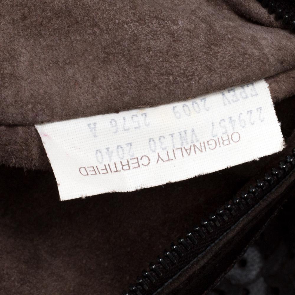 Nos encanta este precioso hobo de Ebano Paillette. Fabricado en cuero marrón oscuro, el exterior del bolso está cubierto de lentejuelas. El espacioso interior del bolso está forrado de ante y el hobo se sujeta con dos asas. Esta creación de Bottega