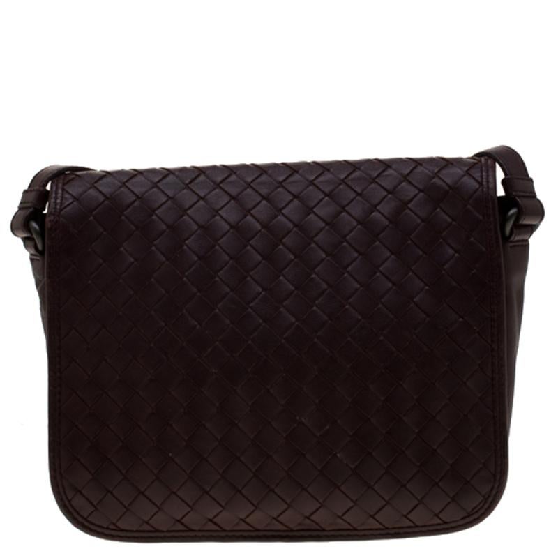 Start your weekend on a fashionable note with this burgundy bag. This trendy and classy creation by Bottega Veneta will surely fetch you a lot of compliments. It comes made from leather in their Intrecciato pattern and equipped with a suede interior