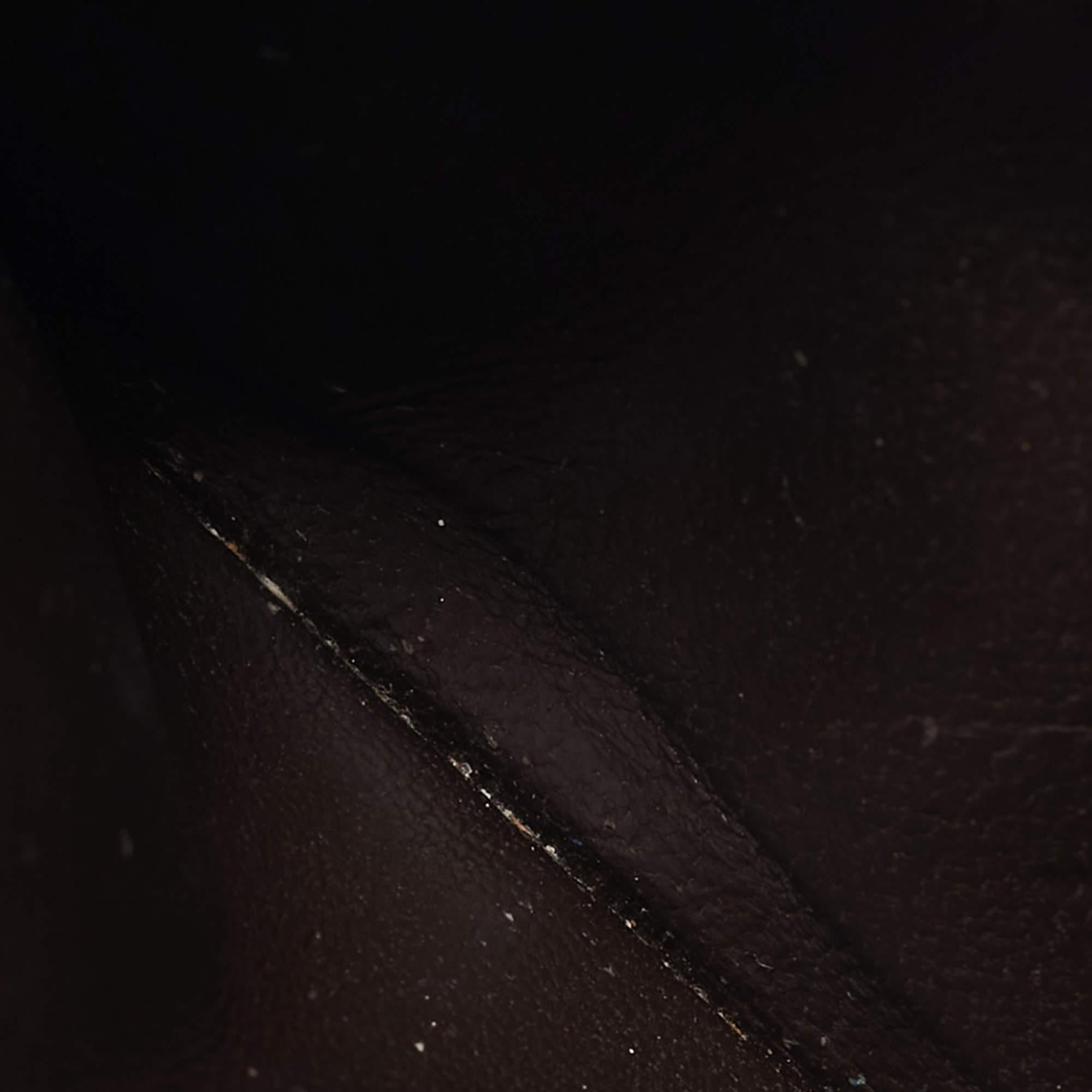 Realizzato in pelle di qualità con l'inconfondibile motivo Intrecciato, questo portacarte di Bottega Veneta è dotato di più scomparti per contenere le tue carte e di uno scomparto con zip. Questo pezzo è elegante e può essere facilmente infilato in