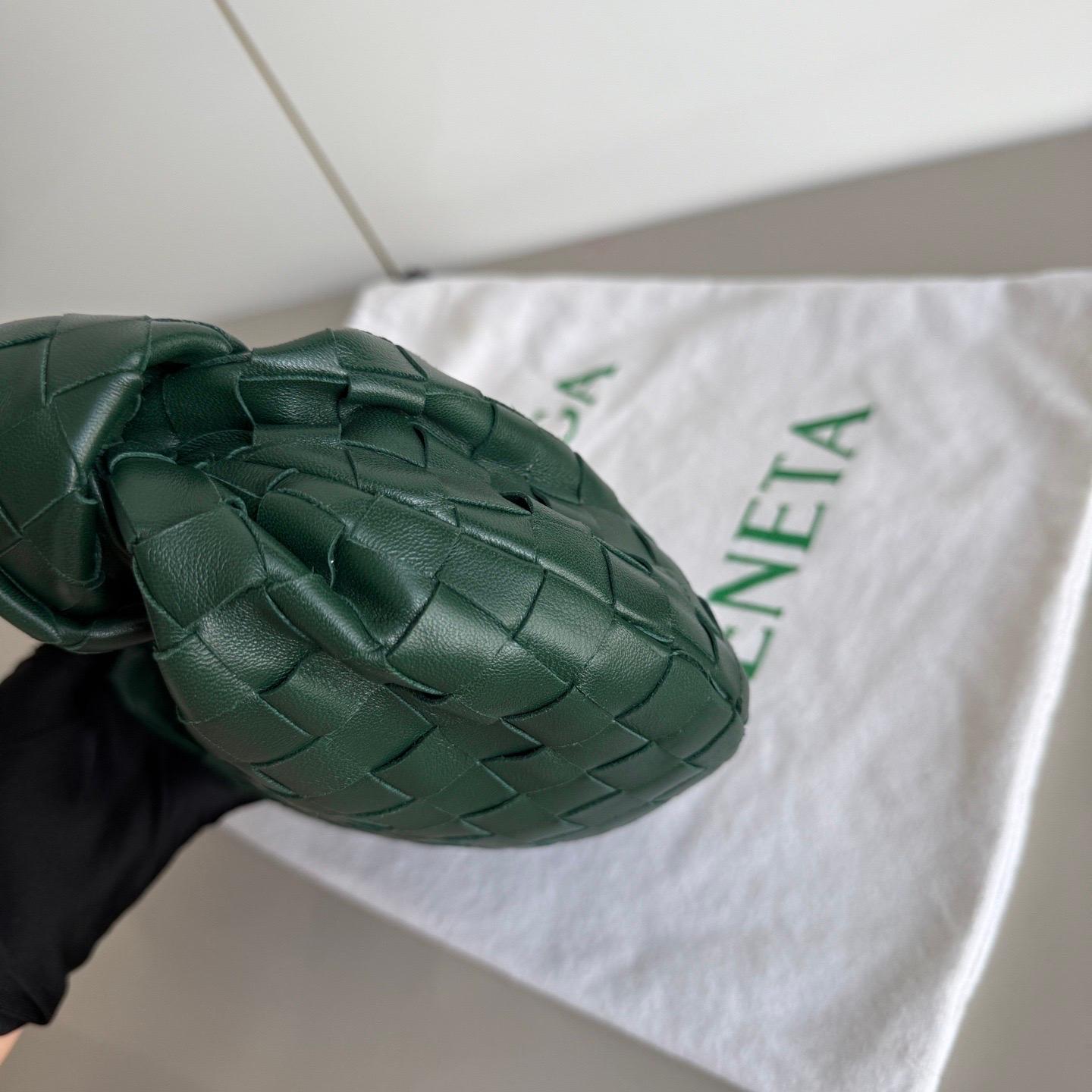 Bottega Veneta Dark Forest Green Mini Lambskin Leather Clutch Bag For Sale 6