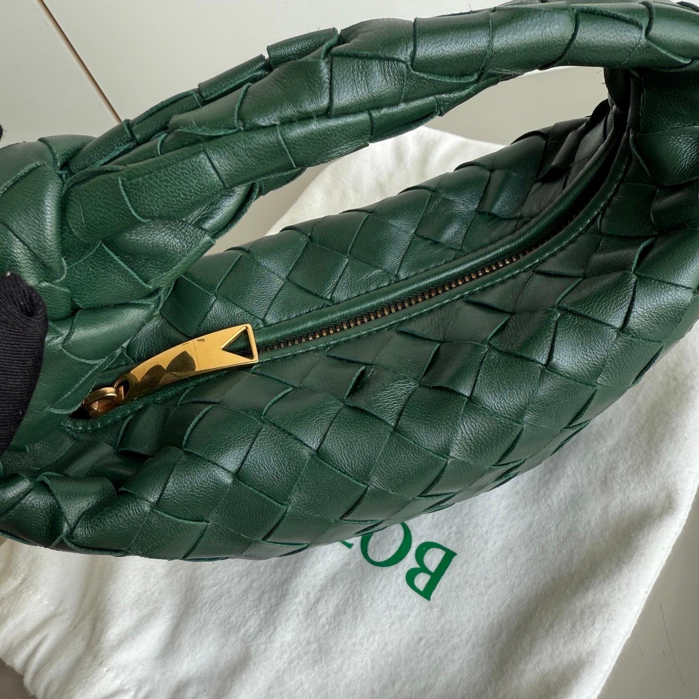 Bottega Veneta Mini Pochette in pelle d'agnello verde bosco scuro in vendita 6