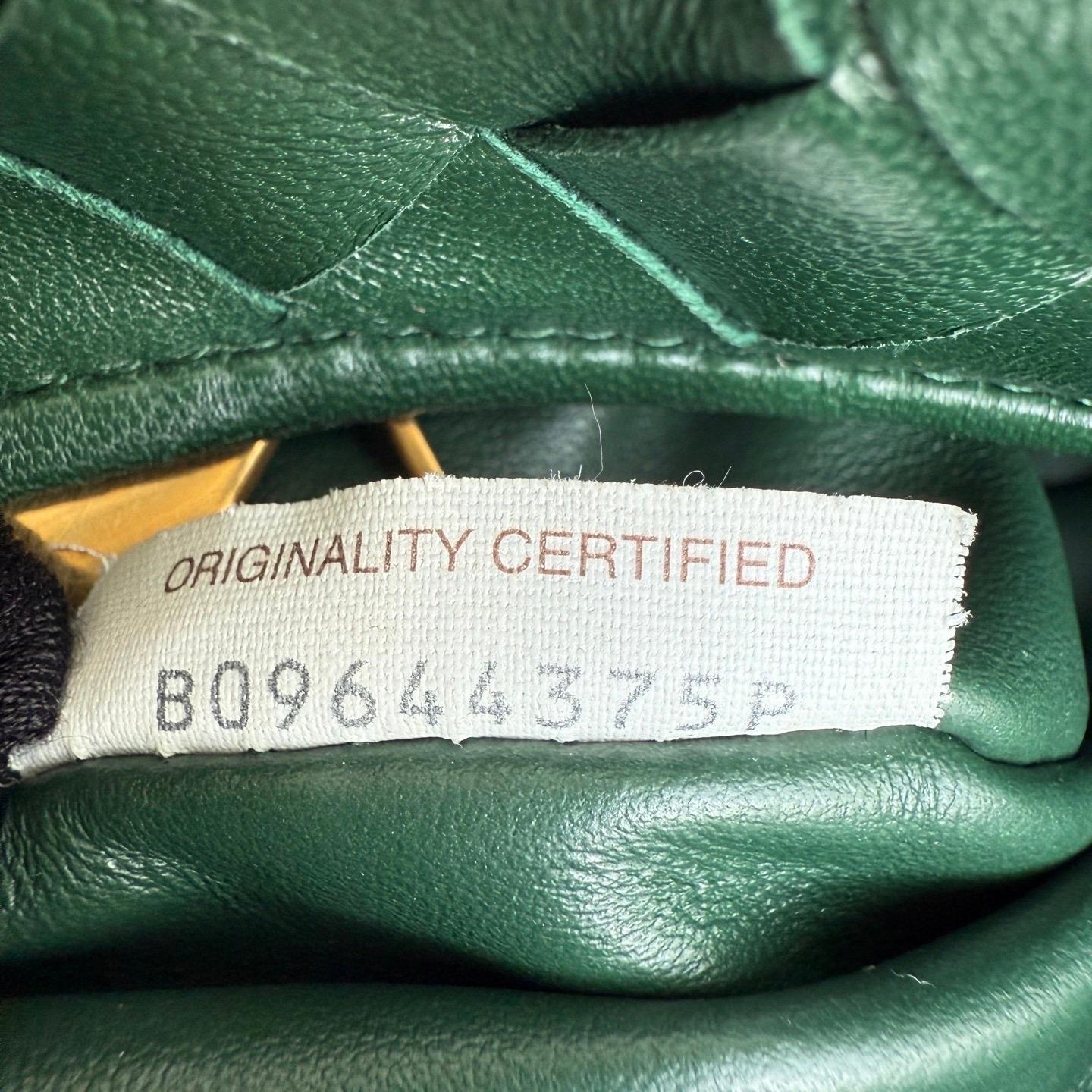 Bottega Veneta Mini Pochette in pelle d'agnello verde bosco scuro in vendita 7