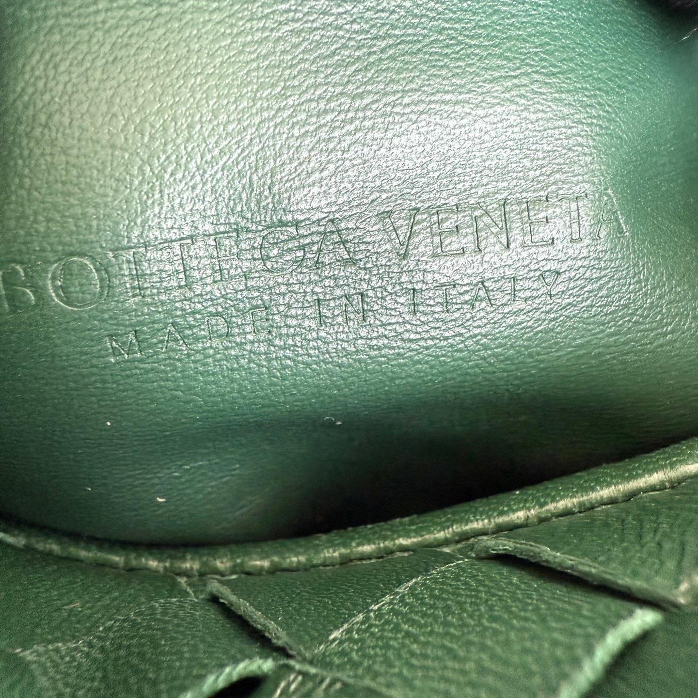 Bottega Veneta Mini Pochette in pelle d'agnello verde bosco scuro in vendita 8