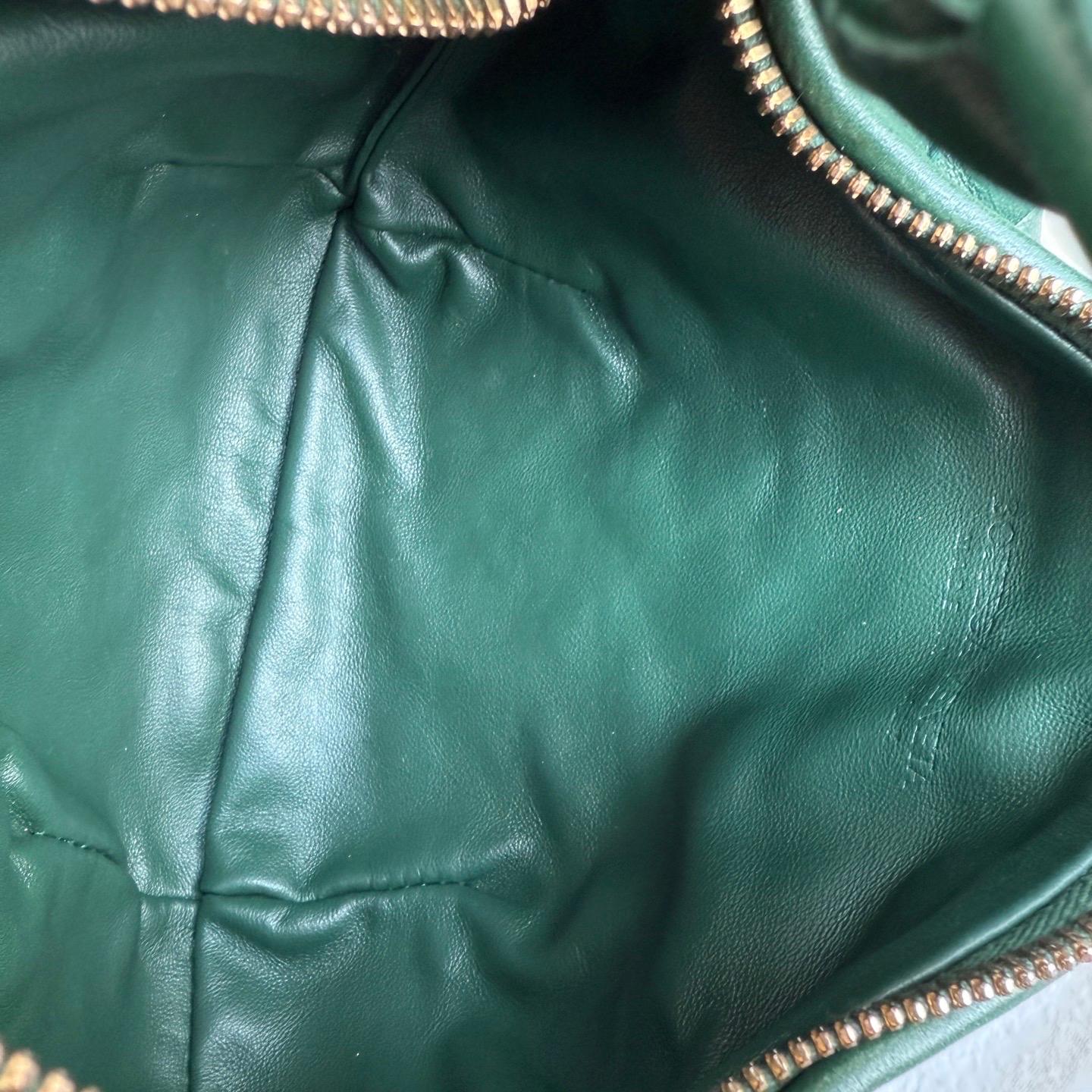 Bottega Veneta Mini Pochette in pelle d'agnello verde bosco scuro in vendita 9