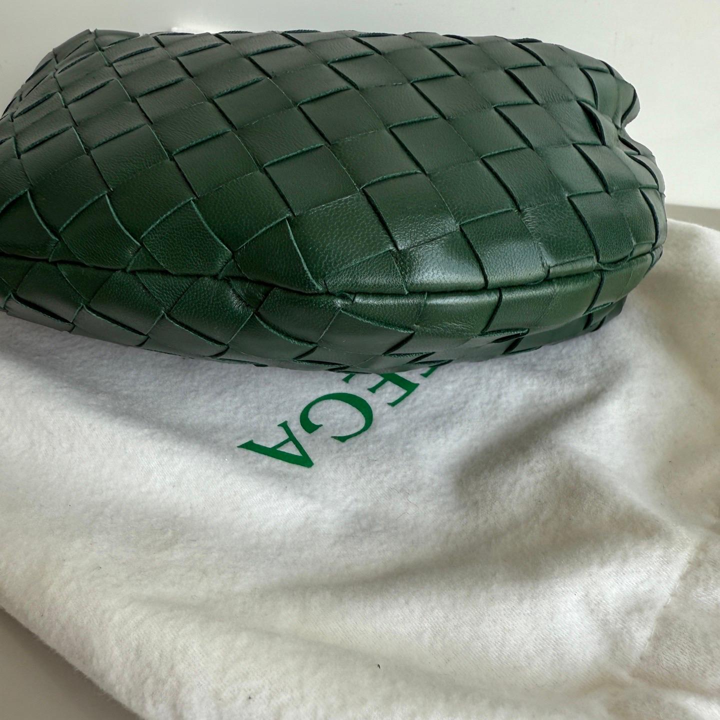 Bottega Veneta Jodie Mini Pochette in pelle d'agnello verde bosco scuro
 Queste sono foto professionali della borsa vera e propria.
 La Bottega Veneta JODI Mini in elegante pelle bordeaux offre il perfetto equilibrio tra praticità e lusso. Il suo