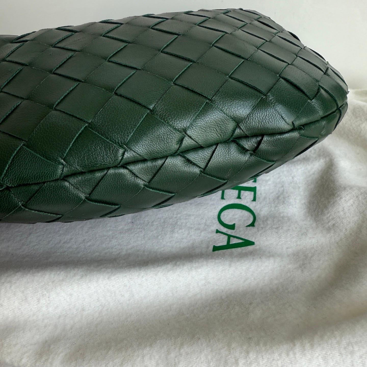 Nero Bottega Veneta Mini Pochette in pelle d'agnello verde bosco scuro in vendita