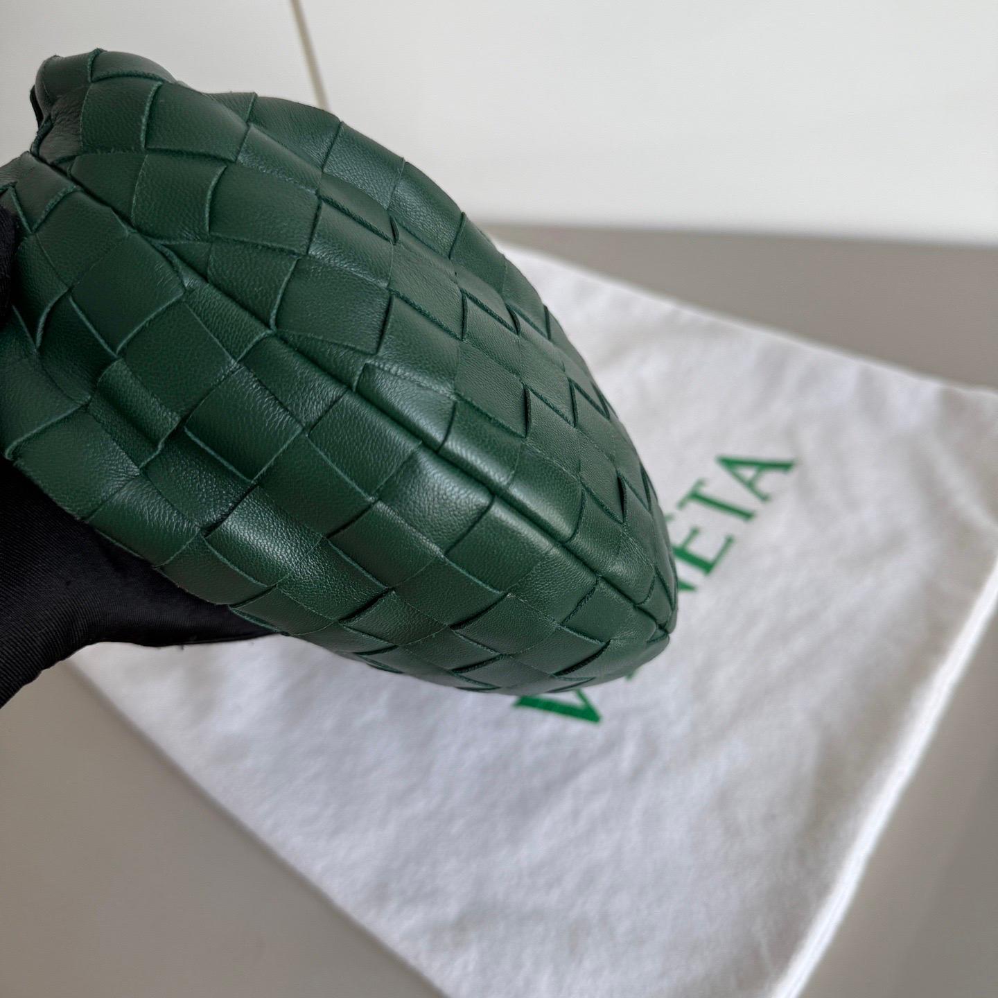 Bottega Veneta Dark Forest Green Mini Lambskin Leather Clutch Bag In New Condition For Sale In AUBERVILLIERS, FR