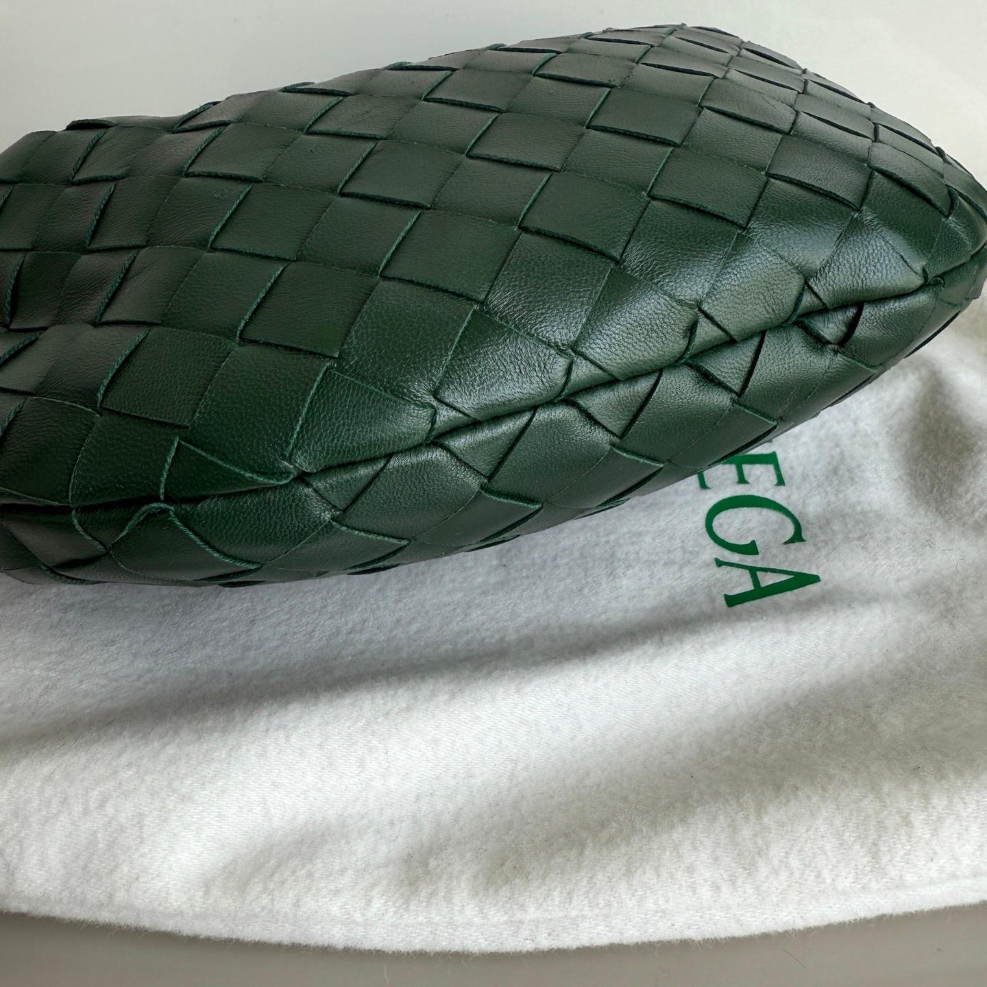 Bottega Veneta Mini Pochette in pelle d'agnello verde bosco scuro In condizioni Nuovo in vendita a AUBERVILLIERS, FR
