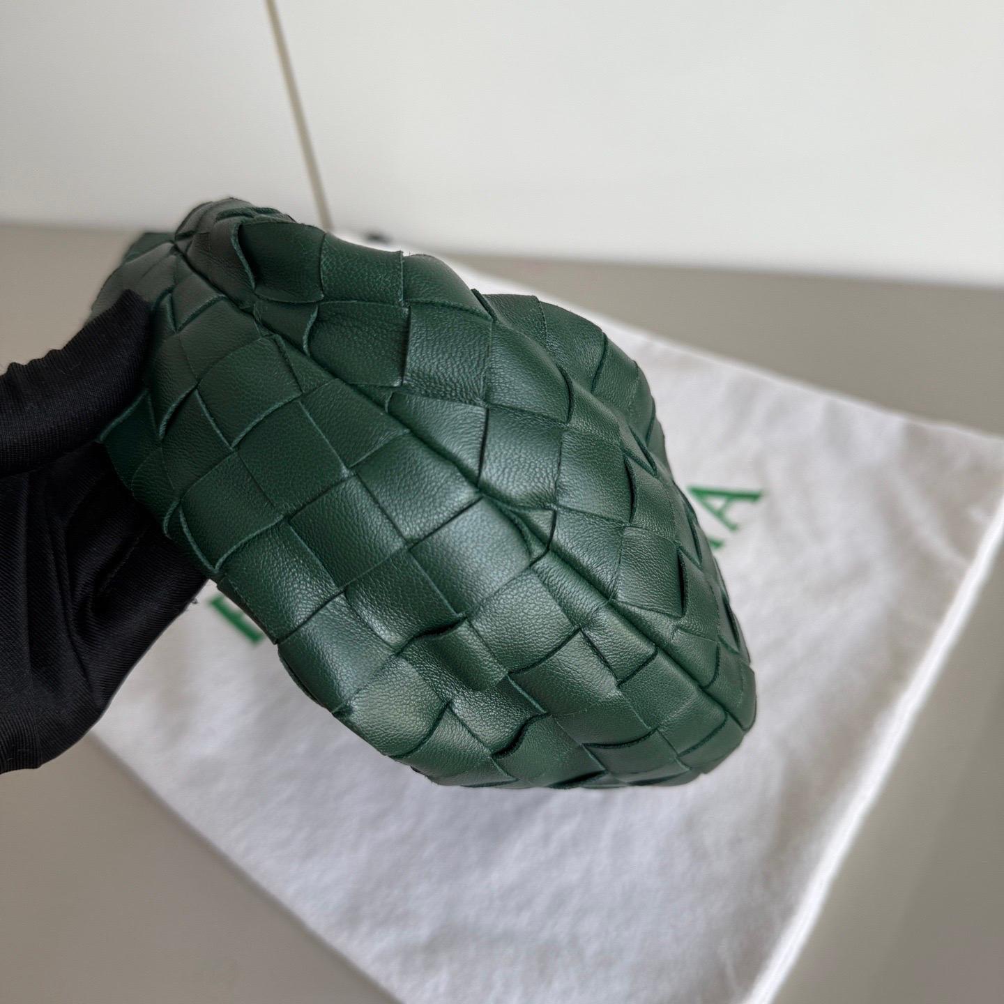 Women's Bottega Veneta Dark Forest Green Mini Lambskin Leather Clutch Bag For Sale