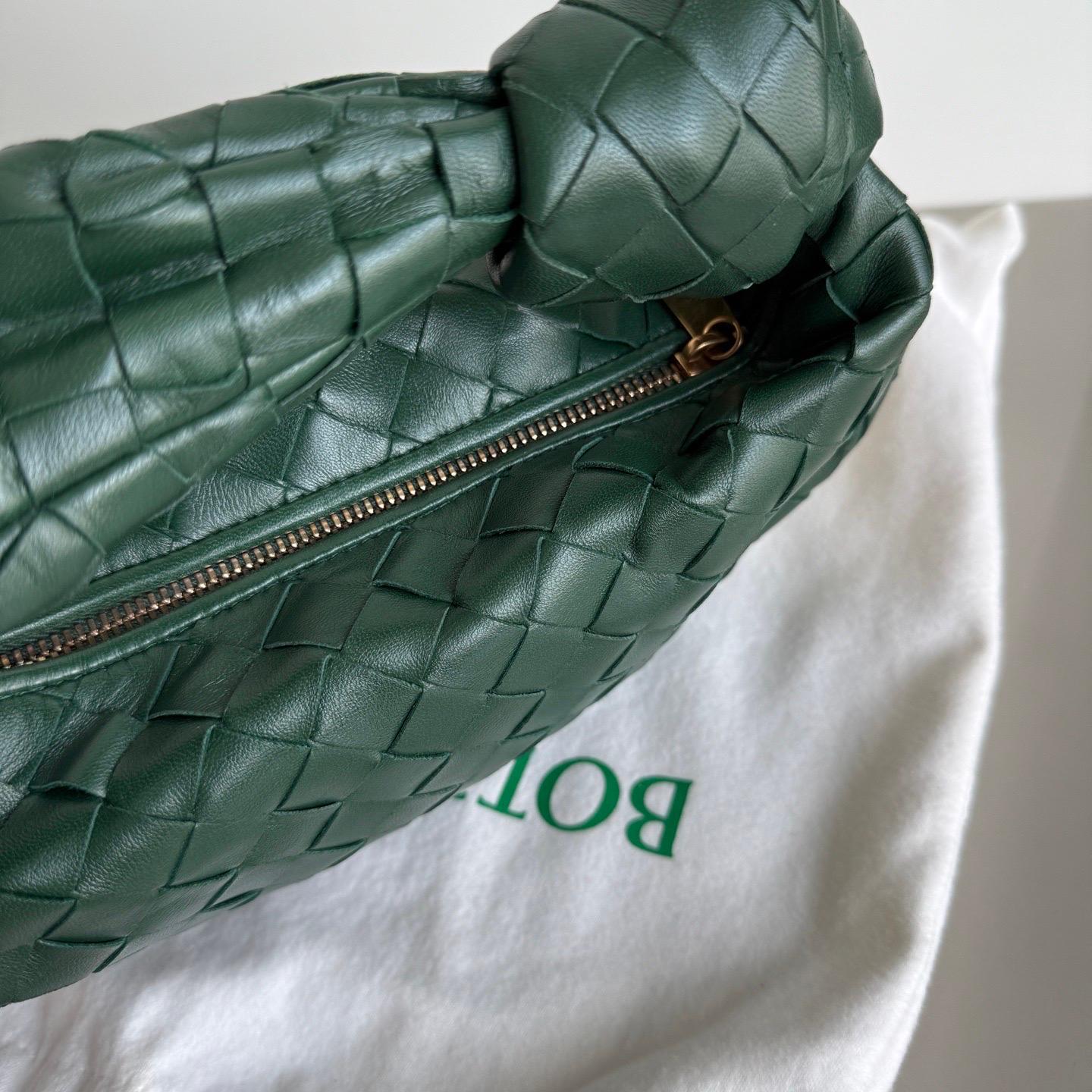 Donna Bottega Veneta Mini Pochette in pelle d'agnello verde bosco scuro in vendita