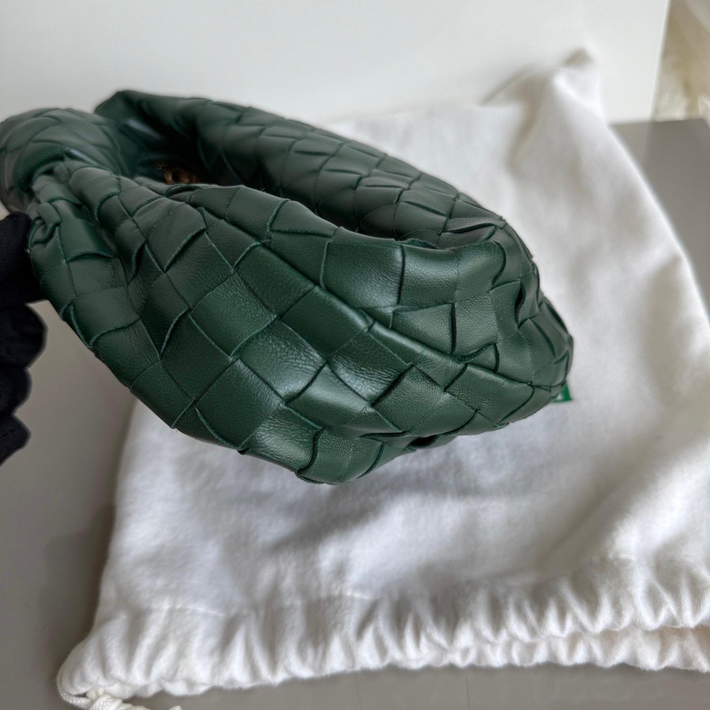 Bottega Veneta Mini Pochette in pelle d'agnello verde bosco scuro in vendita 1