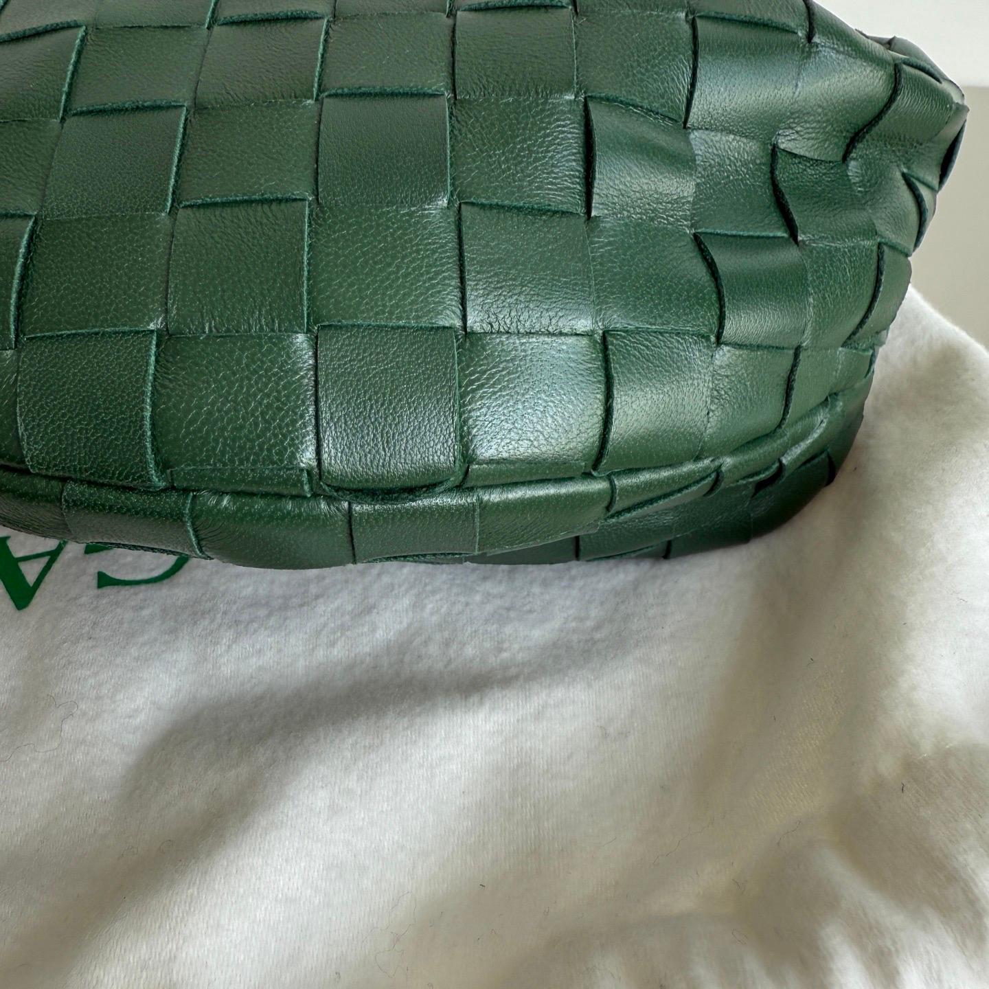Bottega Veneta Mini Pochette in pelle d'agnello verde bosco scuro in vendita 2