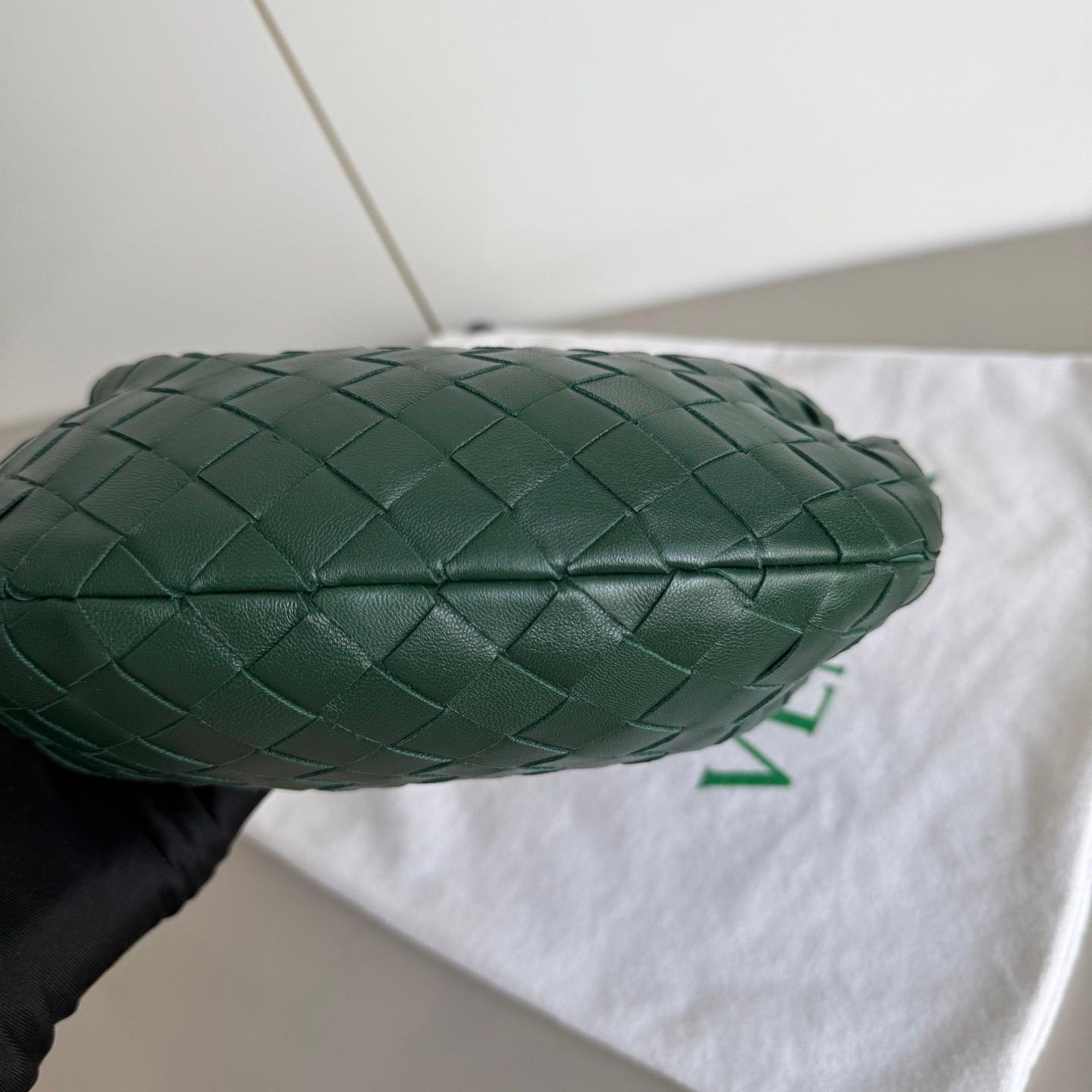 Bottega Veneta Dark Forest Green Mini Lambskin Leather Clutch Bag For Sale 3