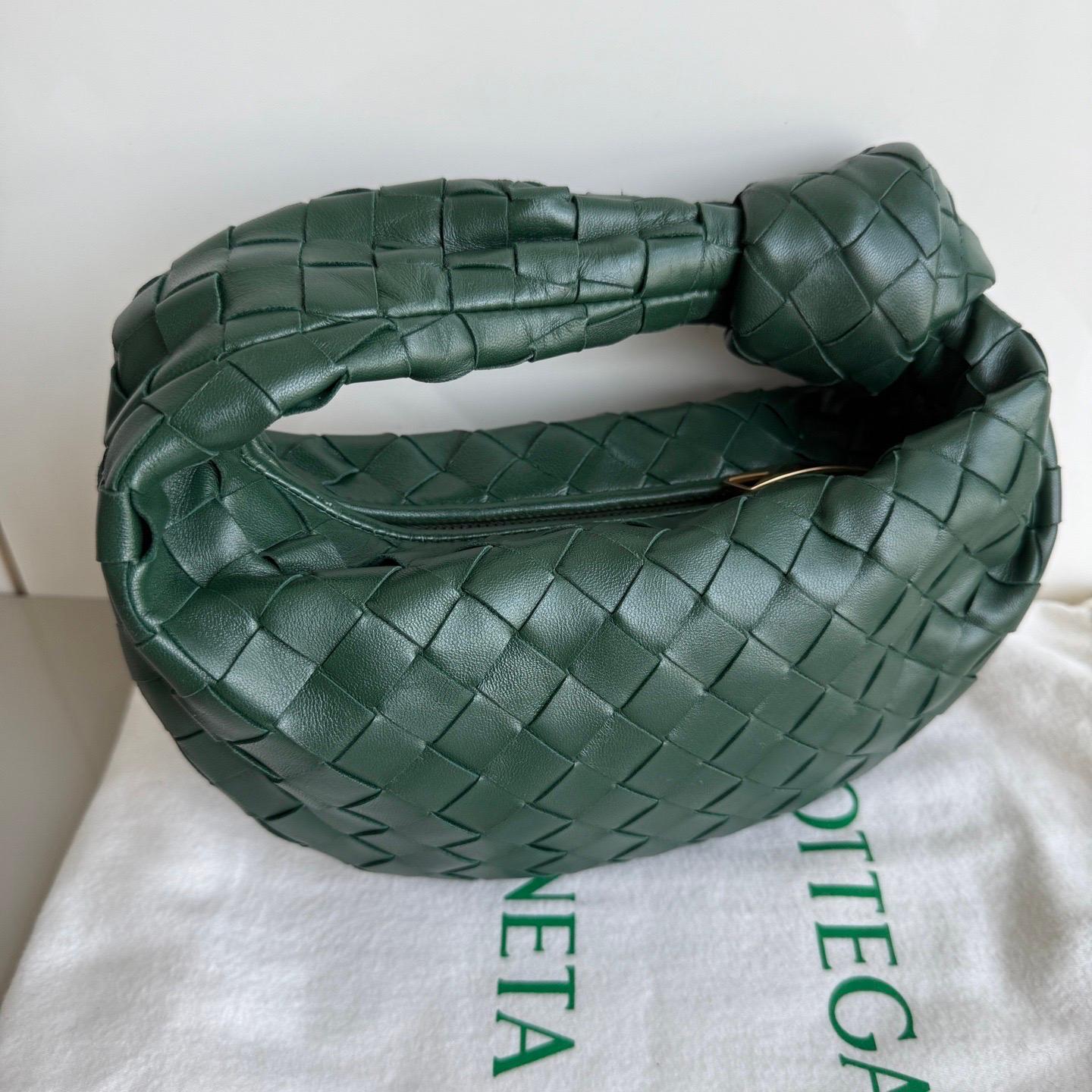 Bottega Veneta Mini Pochette in pelle d'agnello verde bosco scuro in vendita 3