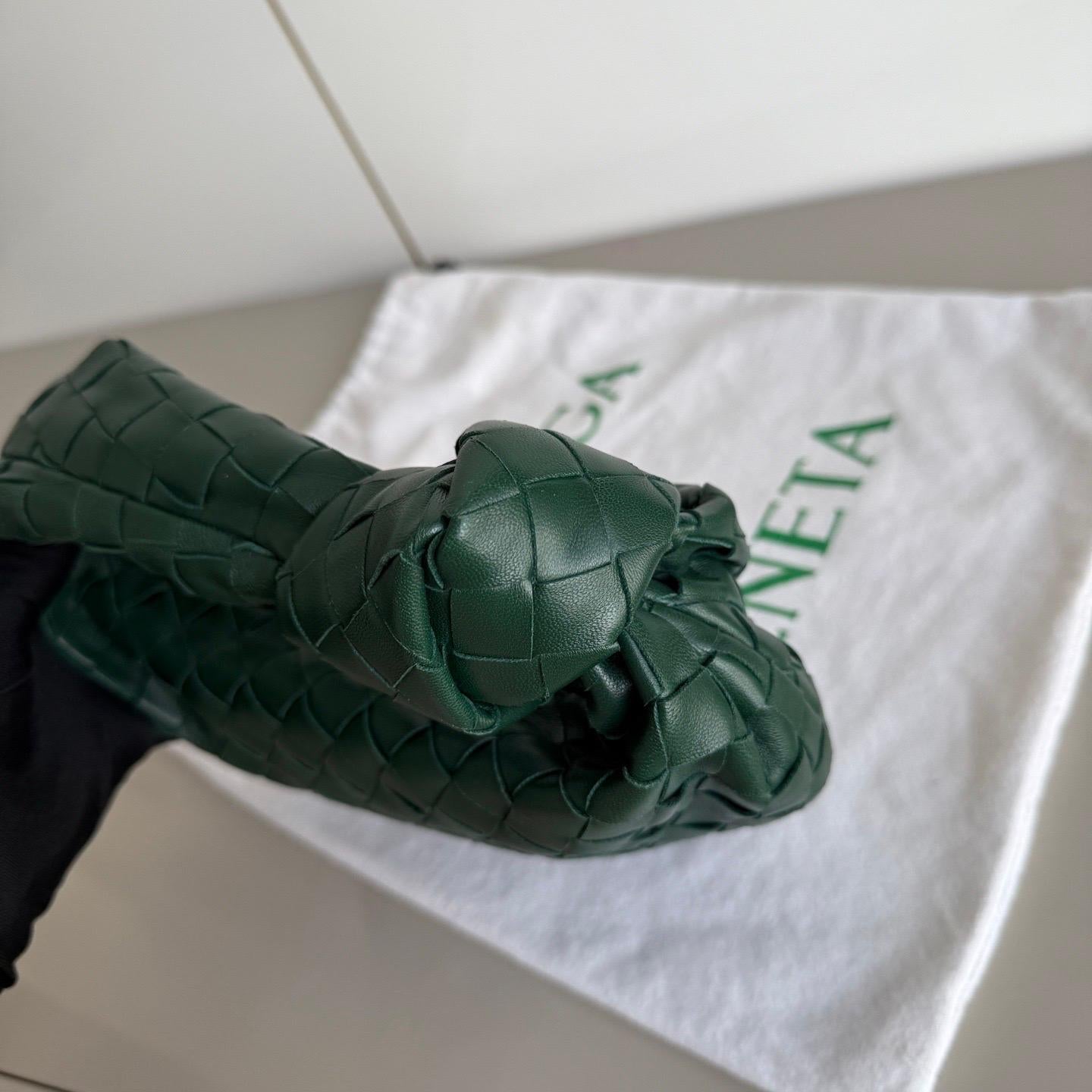 Bottega Veneta Dark Forest Green Mini Lambskin Leather Clutch Bag For Sale 4
