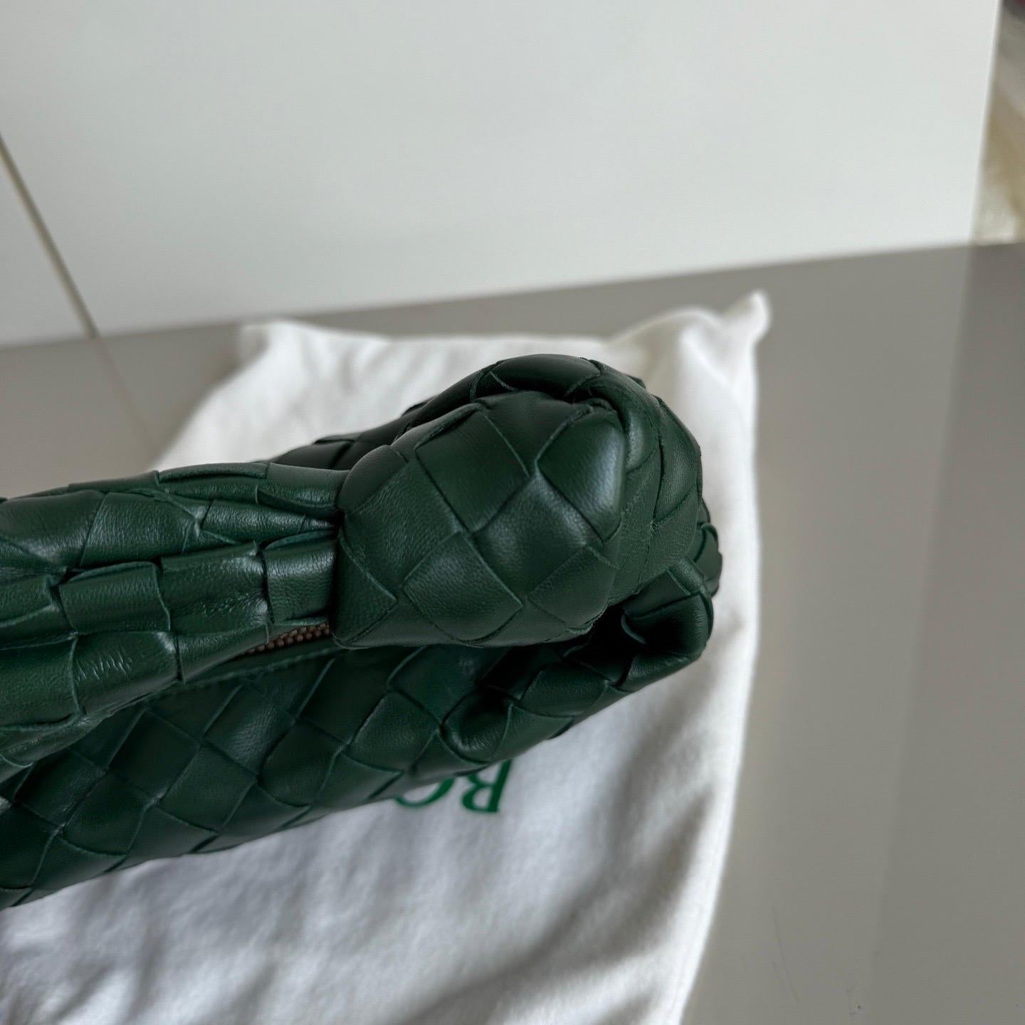 Bottega Veneta Mini Pochette in pelle d'agnello verde bosco scuro in vendita 4