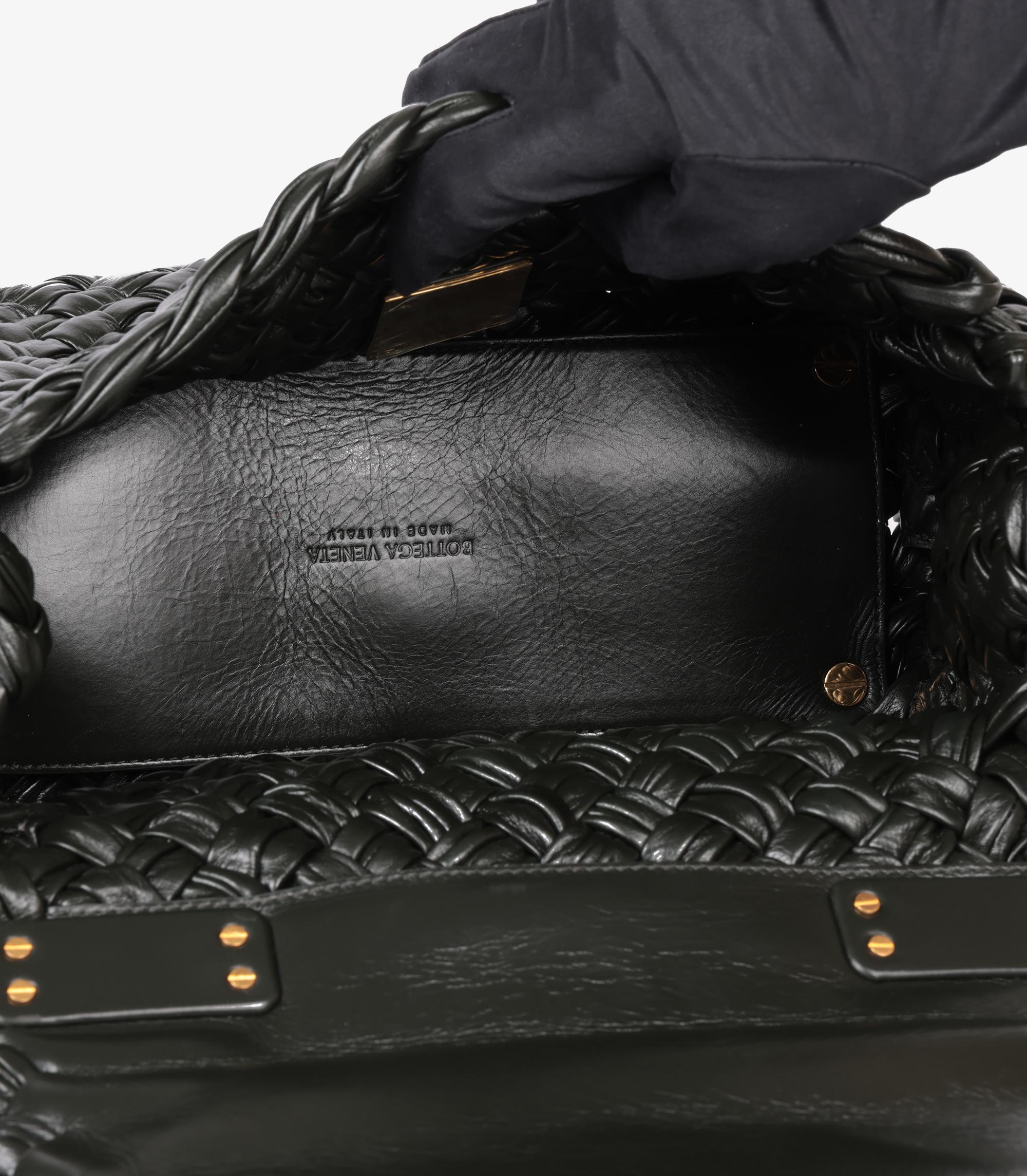 Bottega Veneta Cuir de veau Intrecciato vert foncé Medium Desiree en vente 3