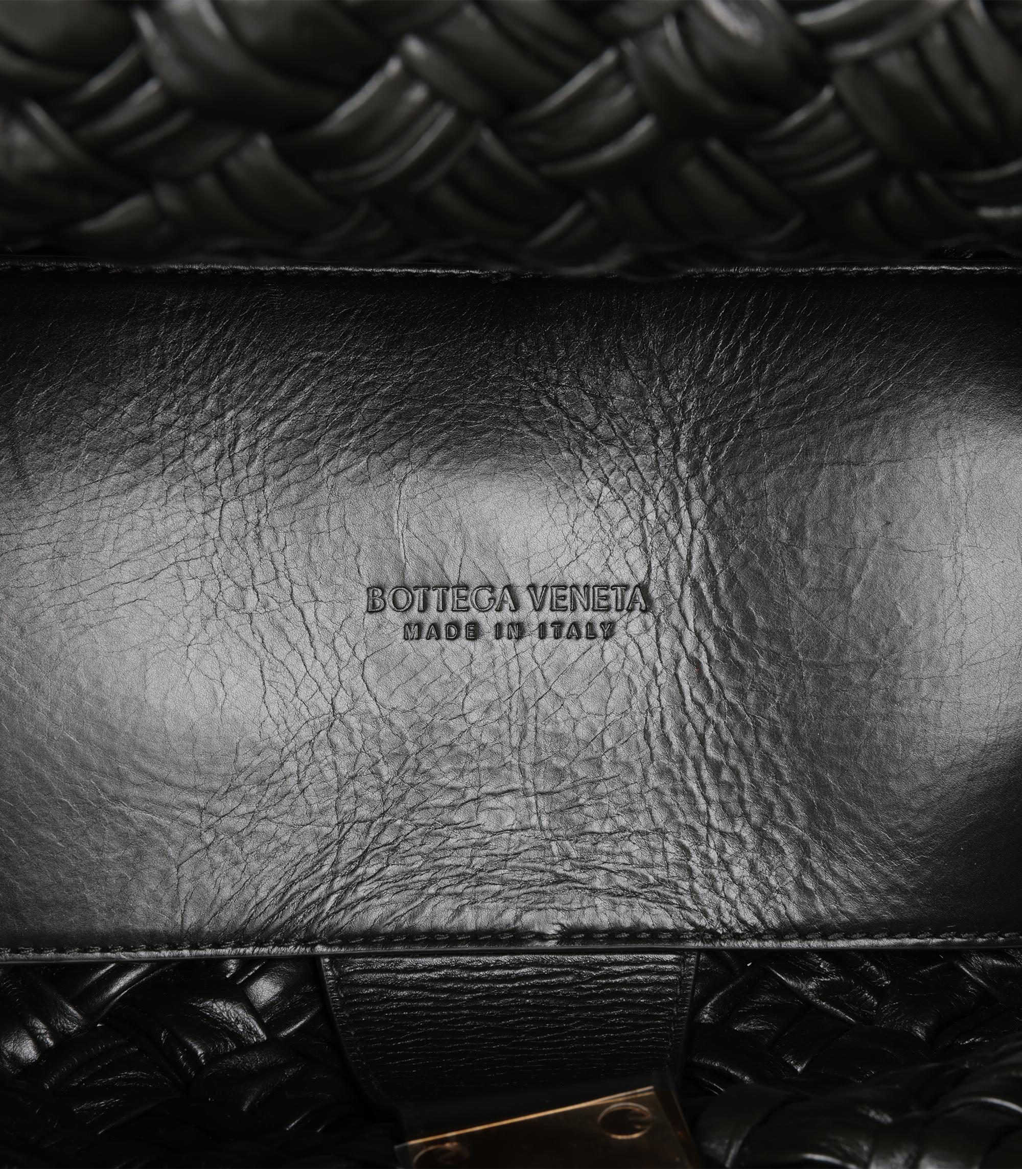 Bottega Veneta Cuir de veau Intrecciato vert foncé Medium Desiree en vente 4