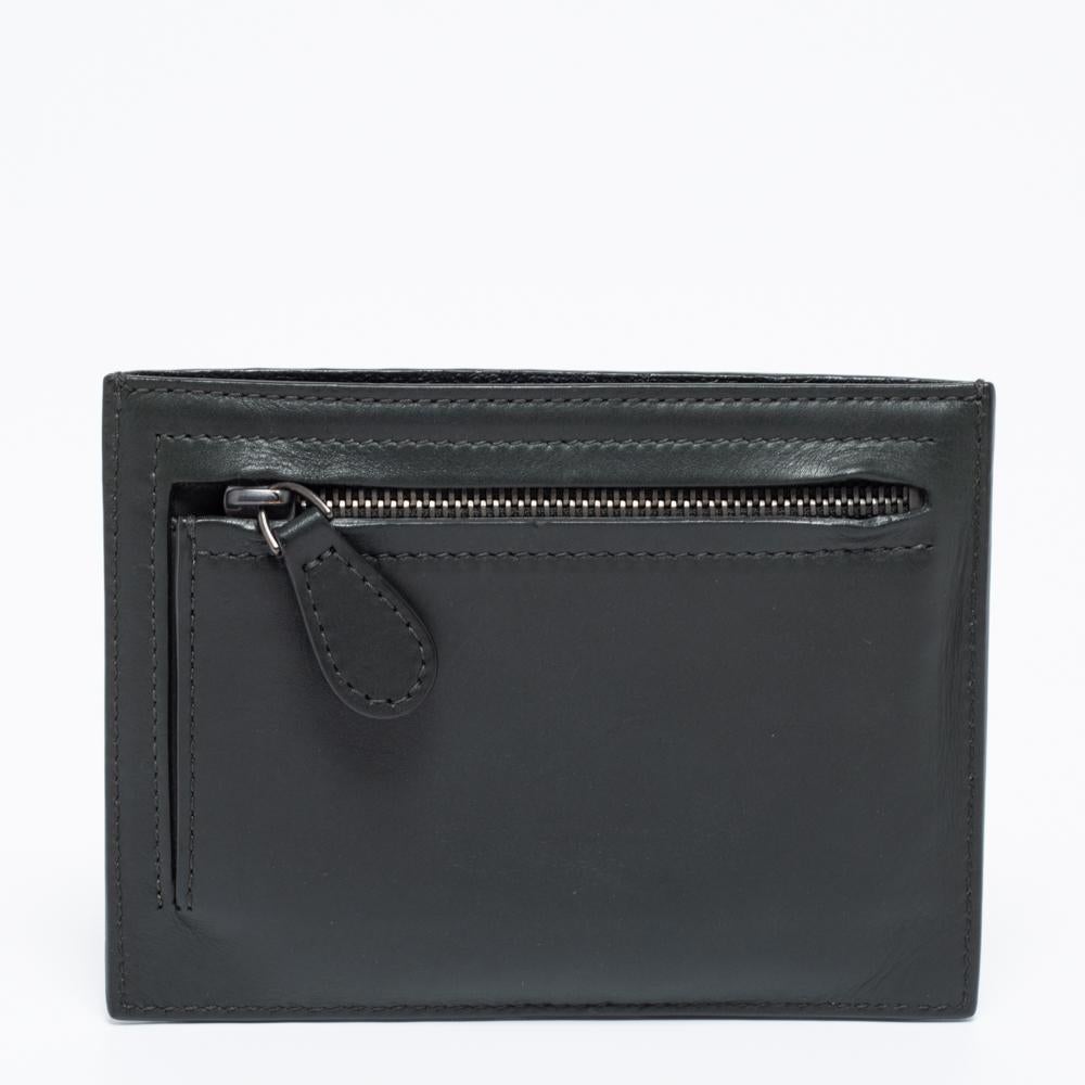  Crafted out of quality leather and elevated with the signature Intrecciato pattern, this dark green cardholder by Bottega Veneta comes equipped with multiple slots to neatly hold your cards. This piece can easily slip into your wallets and