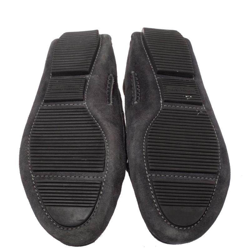 Bottega Veneta Dark Grey Intrecciato Suede Trim Bow Loafers Size 39 In Good Condition In Dubai, Al Qouz 2