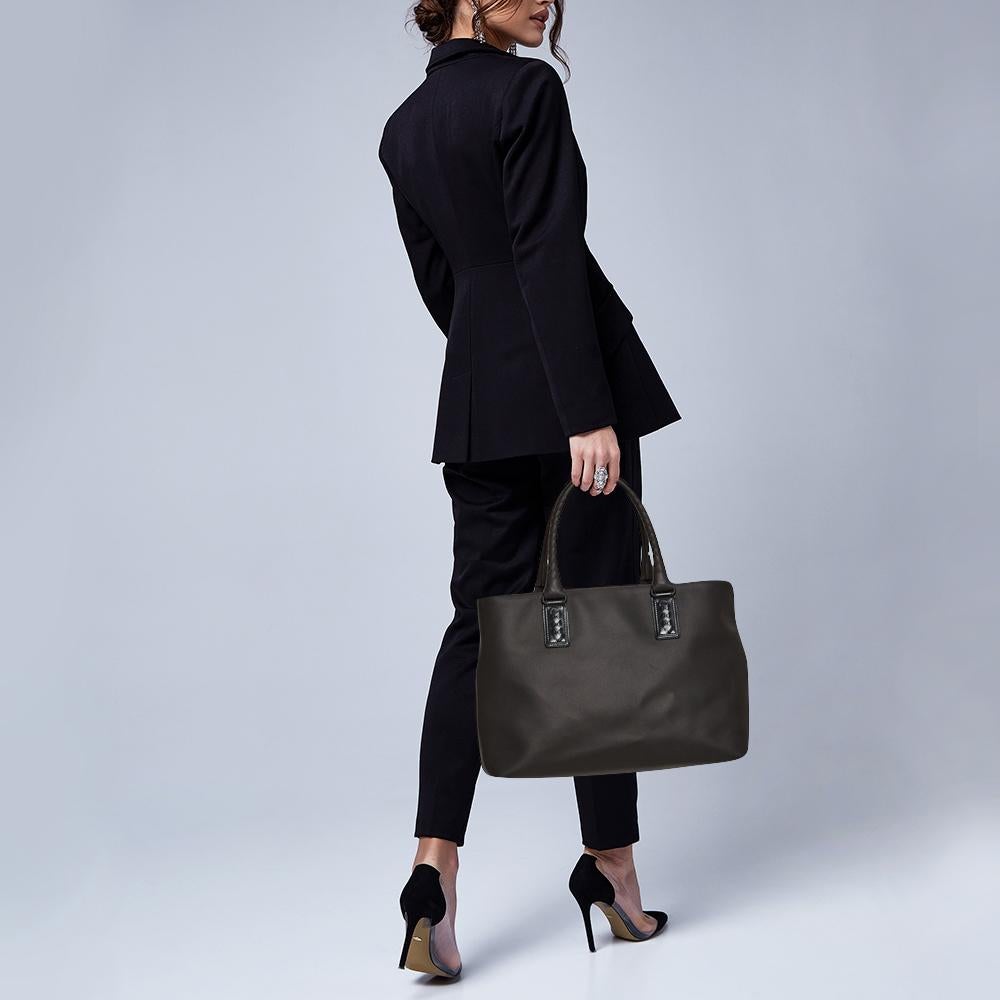 Take your style a notch higher with this Marco Polo tote from Bottega Veneta. Crafted from dark grey PVC, the tote features the signature Intrecciato pattern detailed dual rolled handles, black-tone hardware detailing, and a spacious fabric