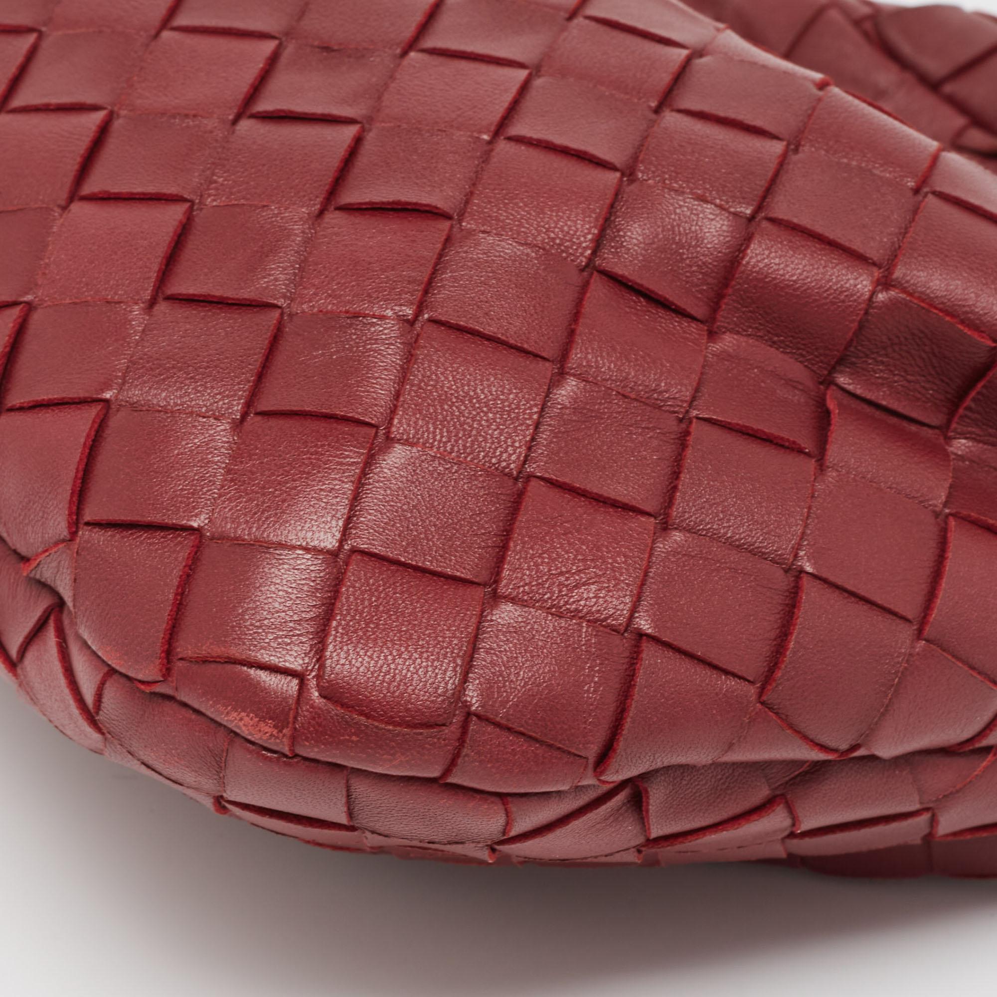 Bottega Veneta Mini Hobo Jodie en cuir Intrecciato rouge foncé en vente 8
