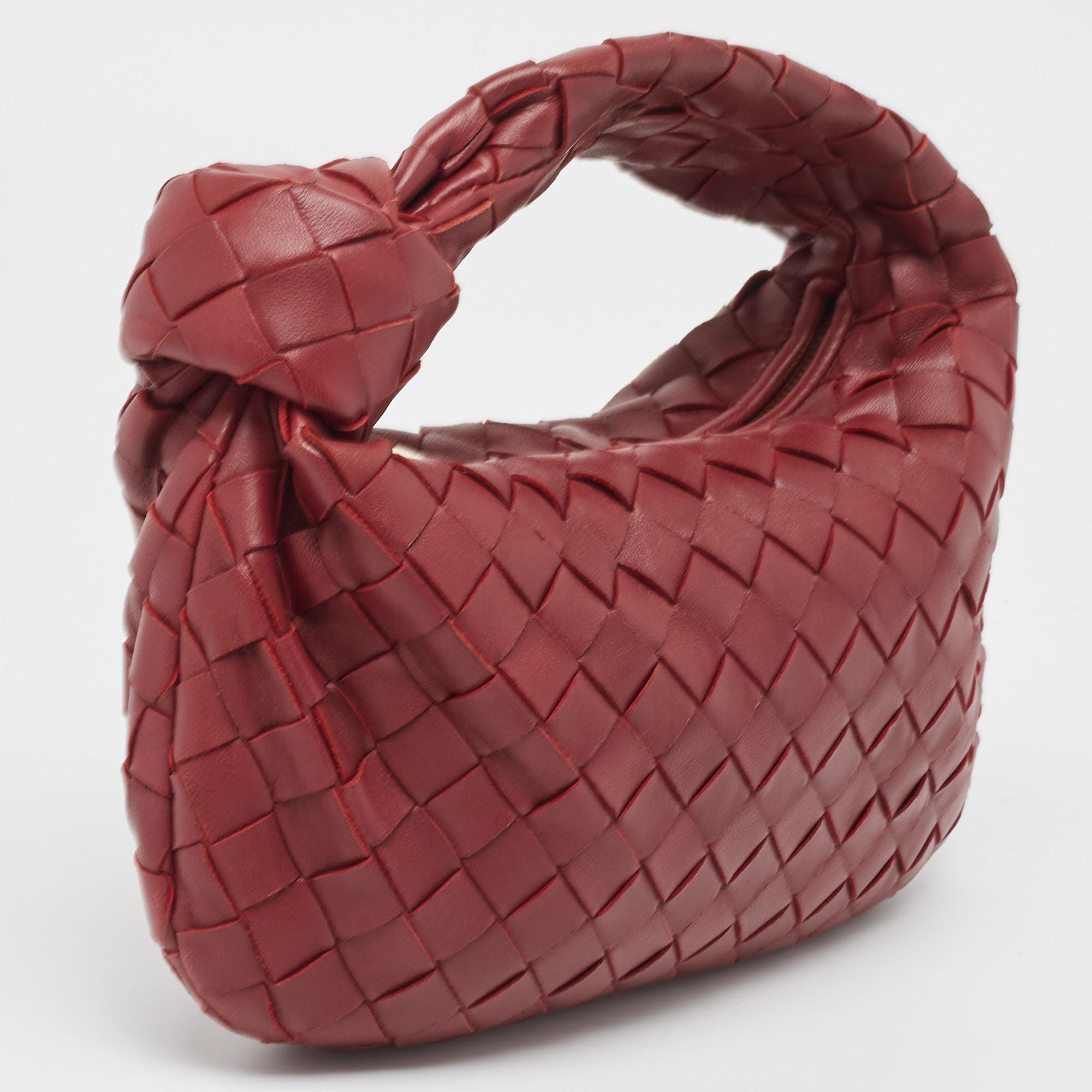 Bottega Veneta Dunkelroter Intrecciato Mini Jodie Hobo aus Leder Damen im Angebot