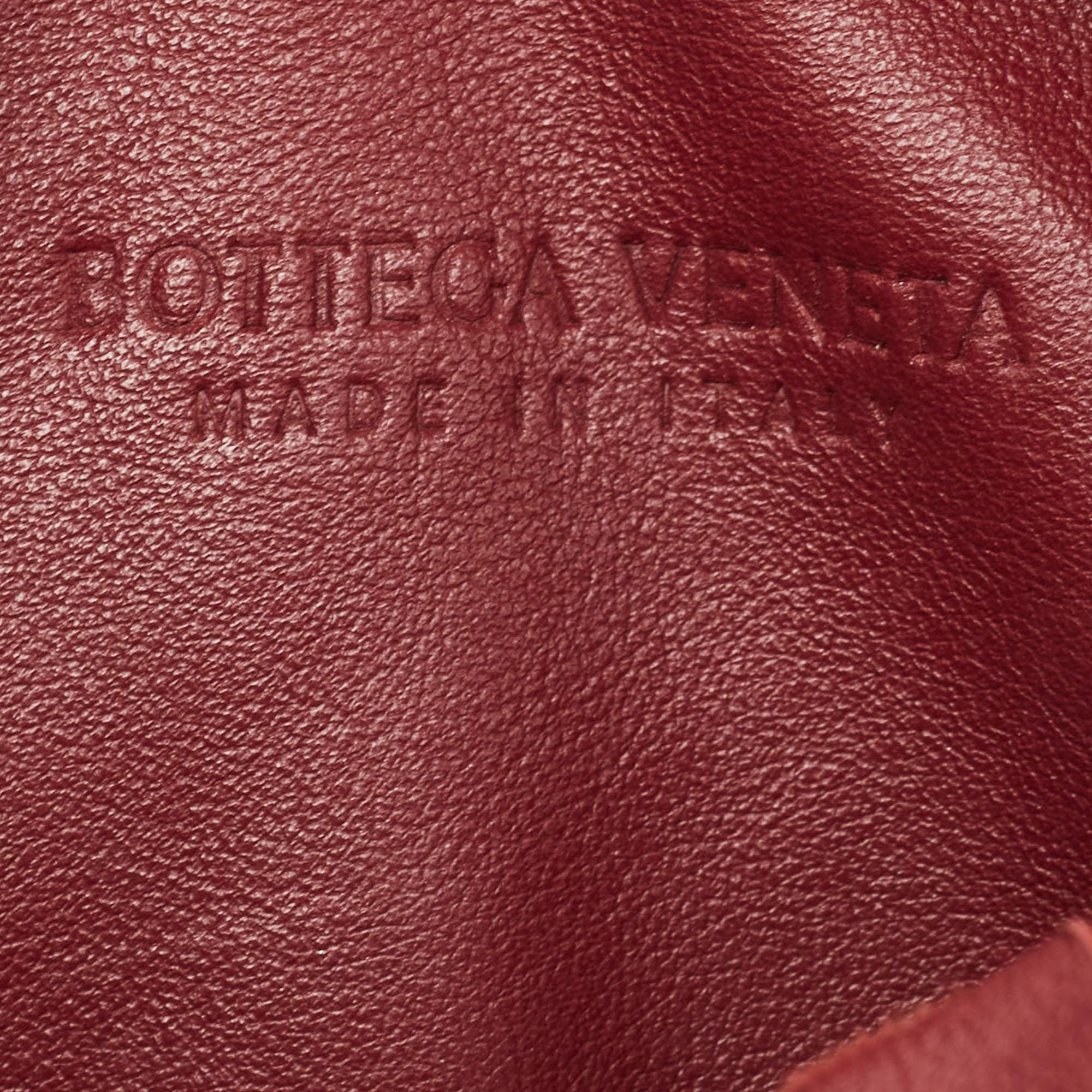 Bottega Veneta Mini Hobo Jodie en cuir Intrecciato rouge foncé en vente 3
