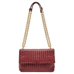 Bottega Veneta, petit sac à bandoulière Olimpia en cuir Intrecciato rouge foncé