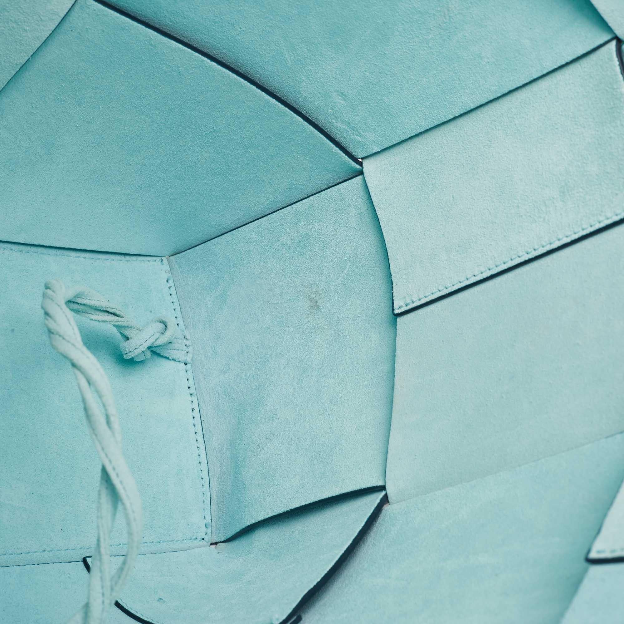 Bottega Veneta grand fourre-tout Arco bleu foncé en cuir Intrecciato 8