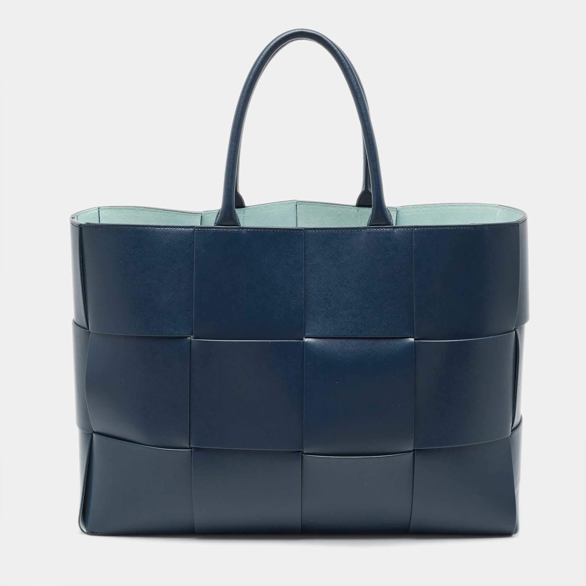 This Arco tote from the House of Bottega Veneta is great for everyday use. It has an Intrecciato leather exterior and showcases dual handles, a sturdy shape, and gold-toned hardware. It is provided with a spacious interior.

Includes: Original