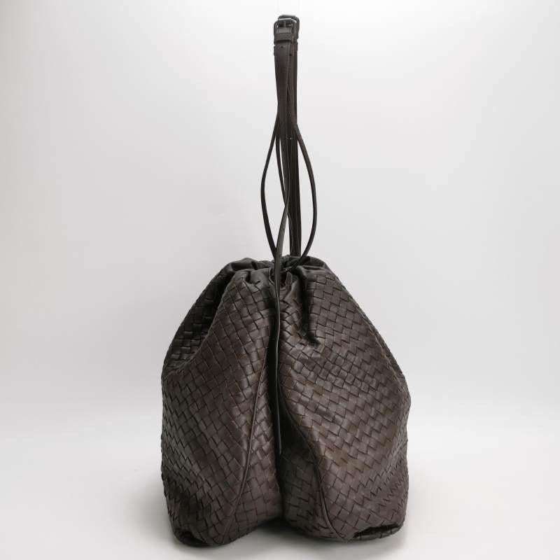 Bottega Veneta Drawstring Dark Chocolate Brown Intrecciato Large Crossbody Bag In Good Condition In AUBERVILLIERS, FR